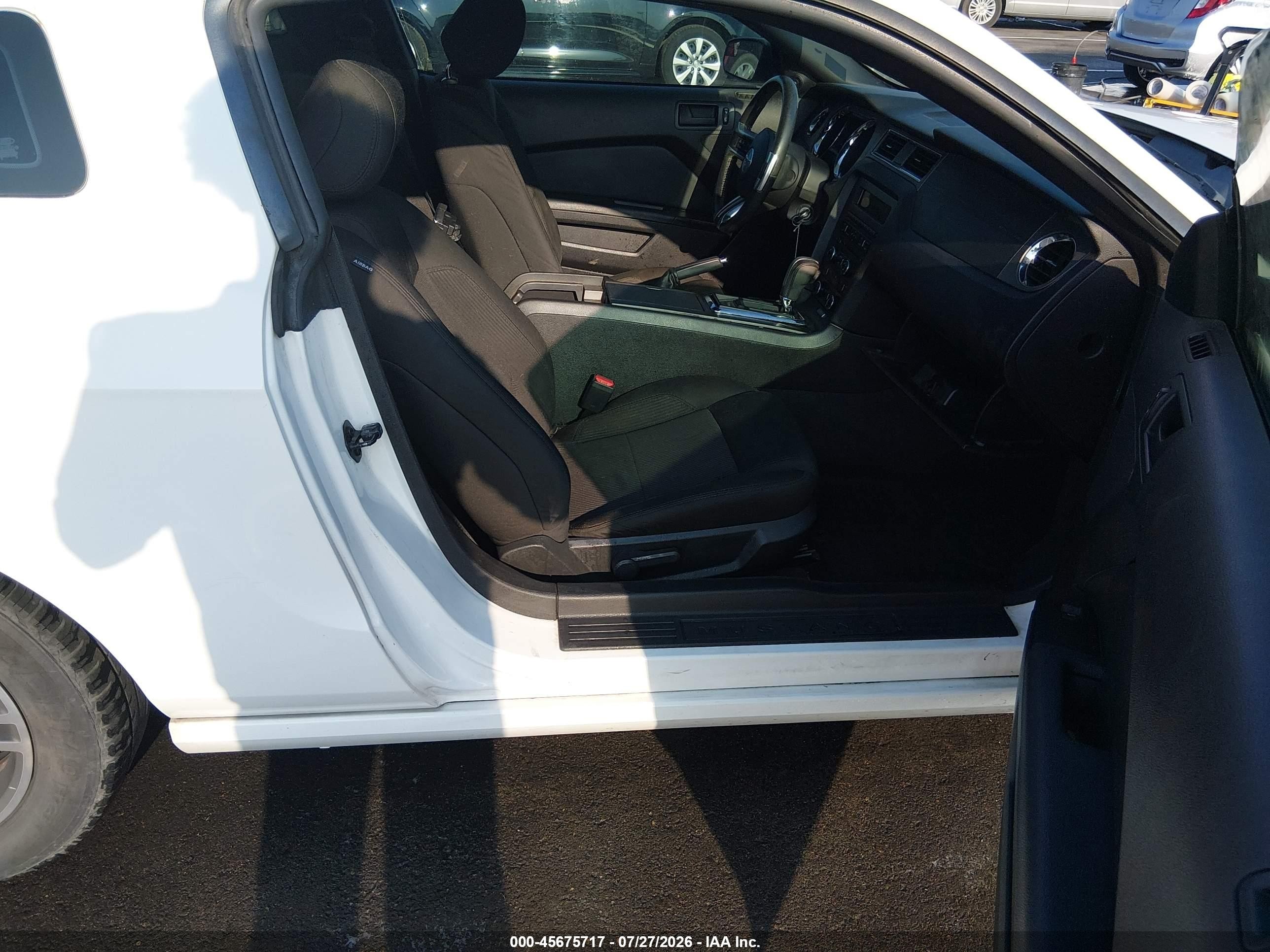 2013 Ford Mustang V6 Белый vin: 1ZVBP8AM3D5240492