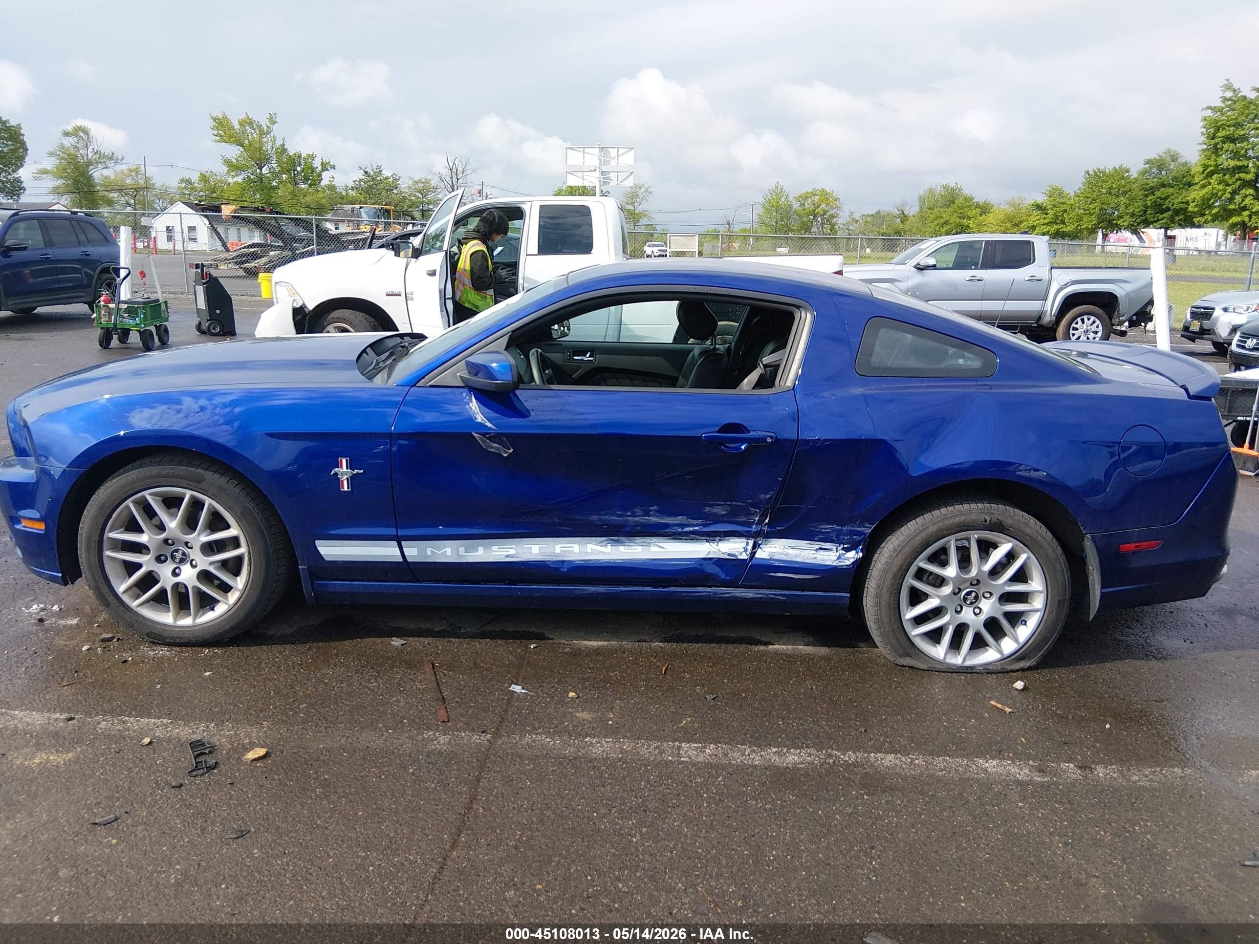 2013 Ford Mustang V6 Premium Синий vin: 1ZVBP8AM3D5261746