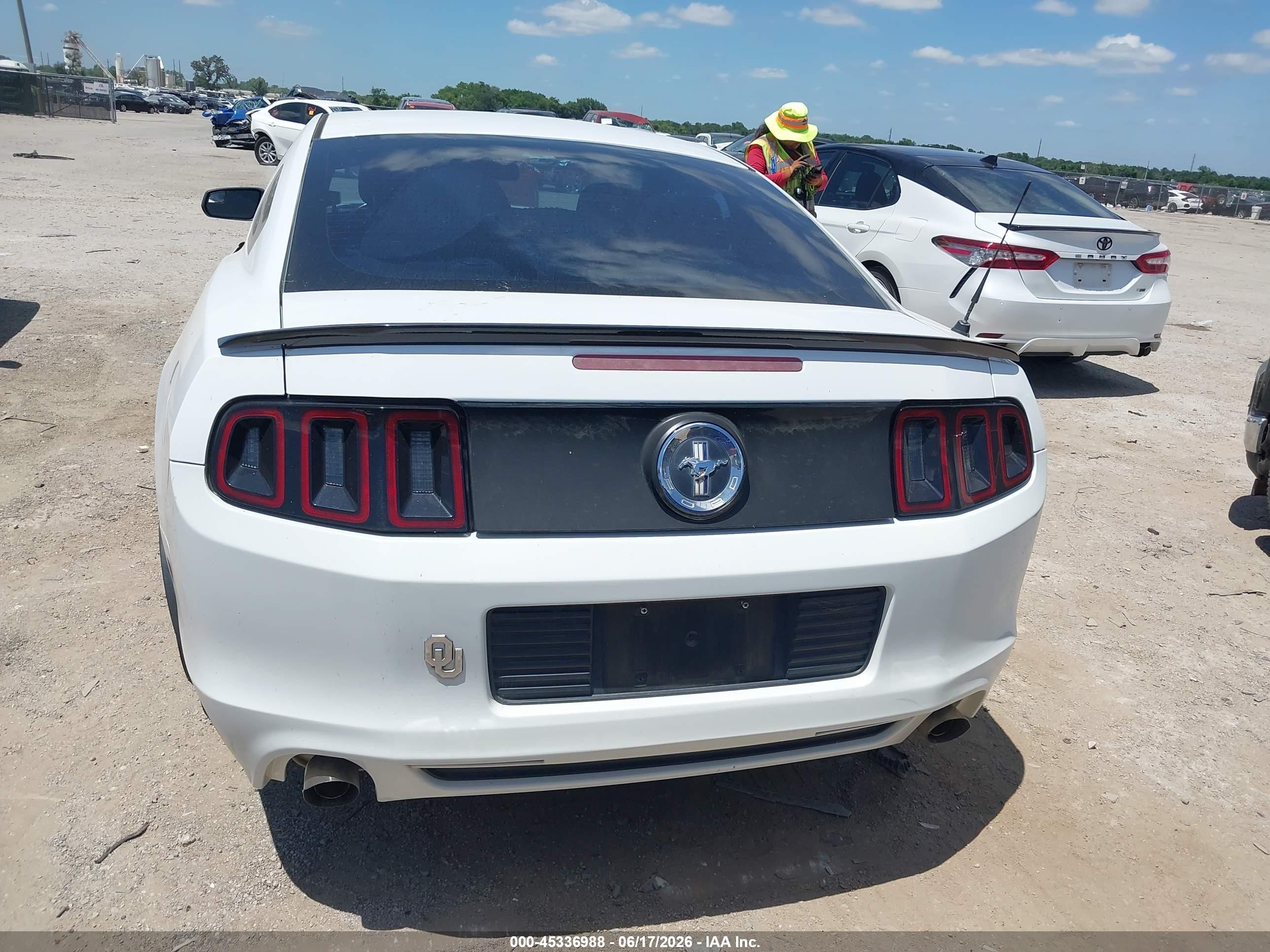 2014 Ford Mustang V6 White vin: 1ZVBP8AM3E5228781