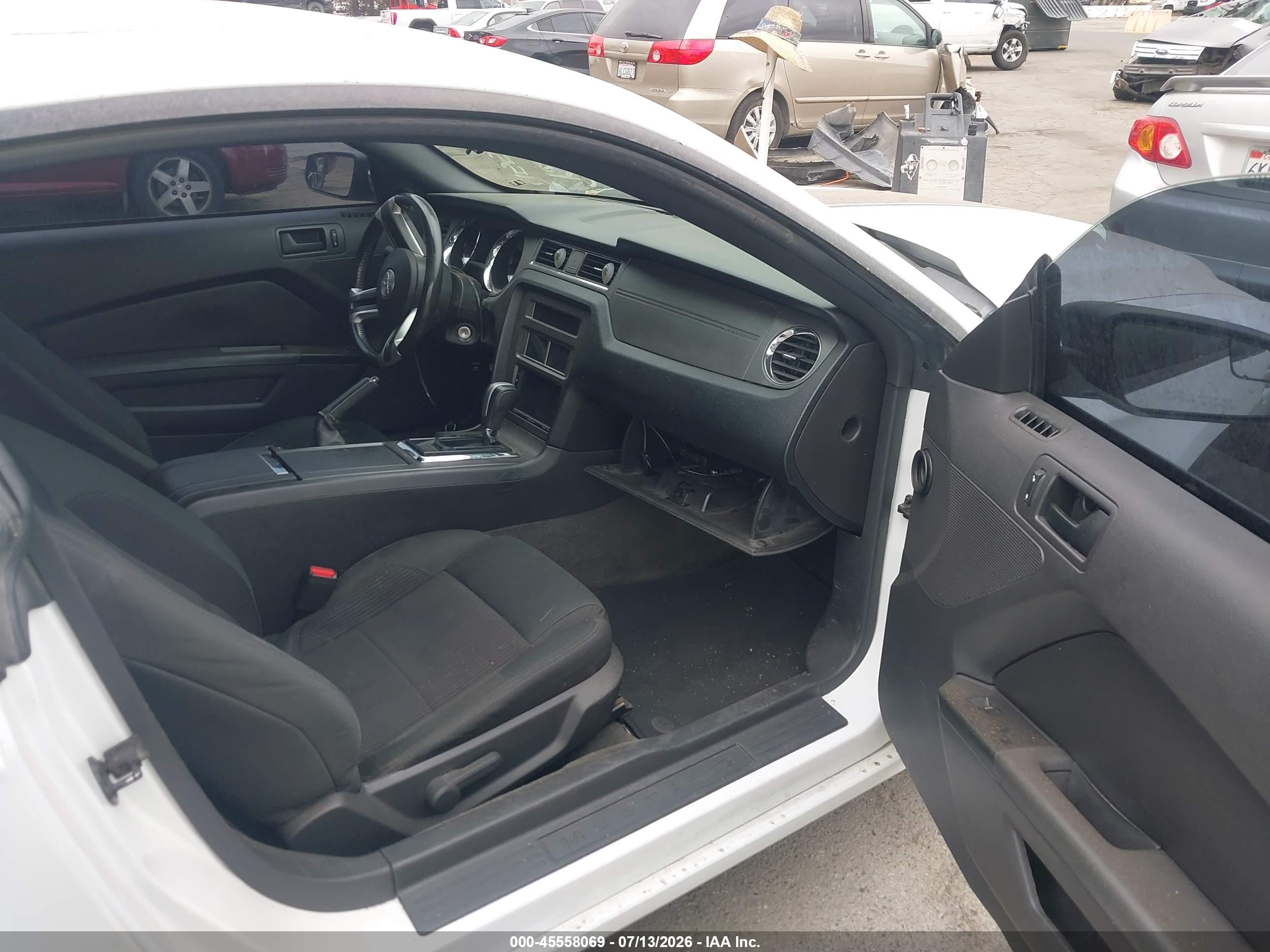 2014 Ford Mustang V6/v6 Premium White vin: 1ZVBP8AM3E5239764