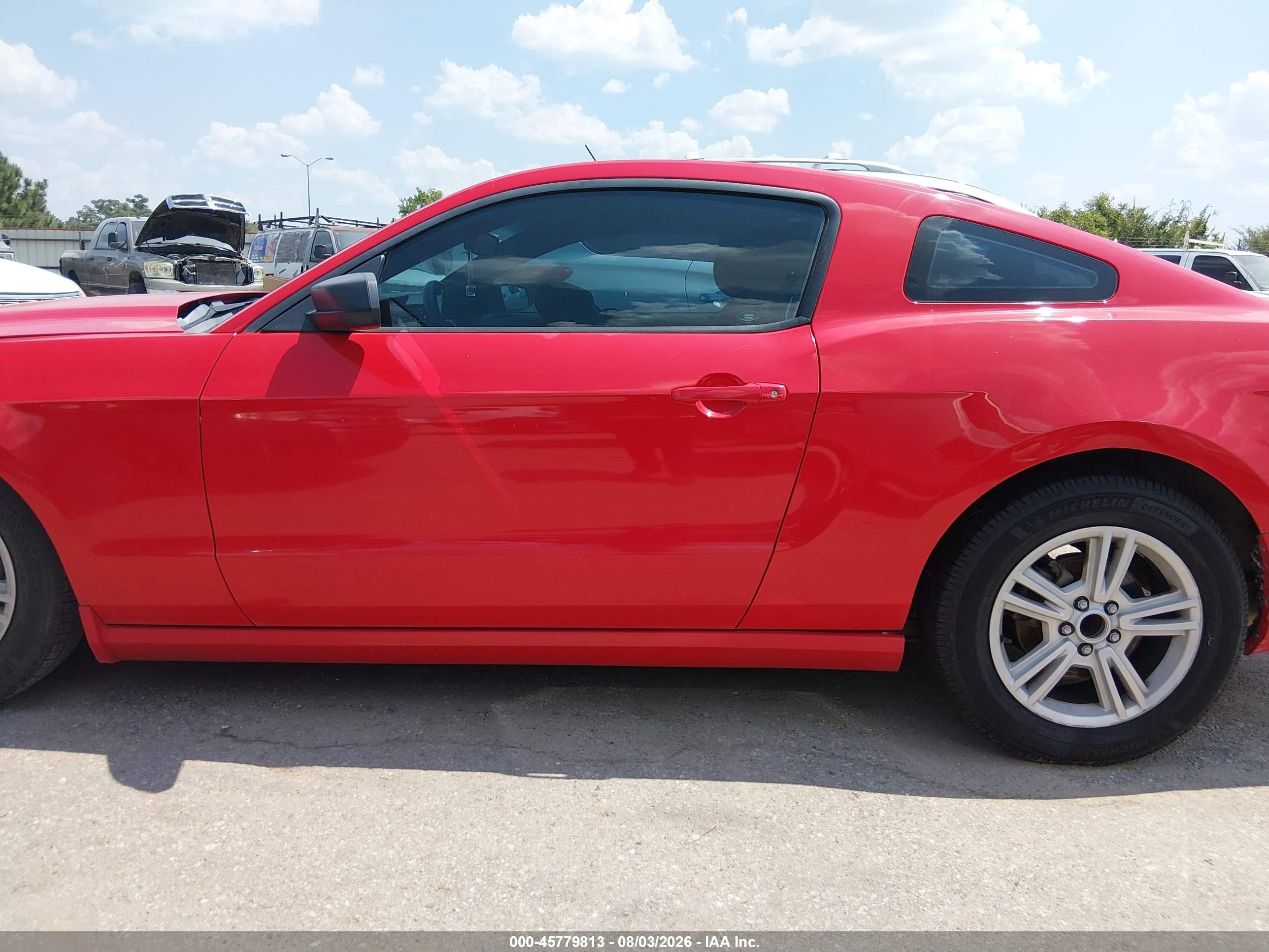 2014 Ford Mustang V6 Red vin: 1ZVBP8AM3E5249825
