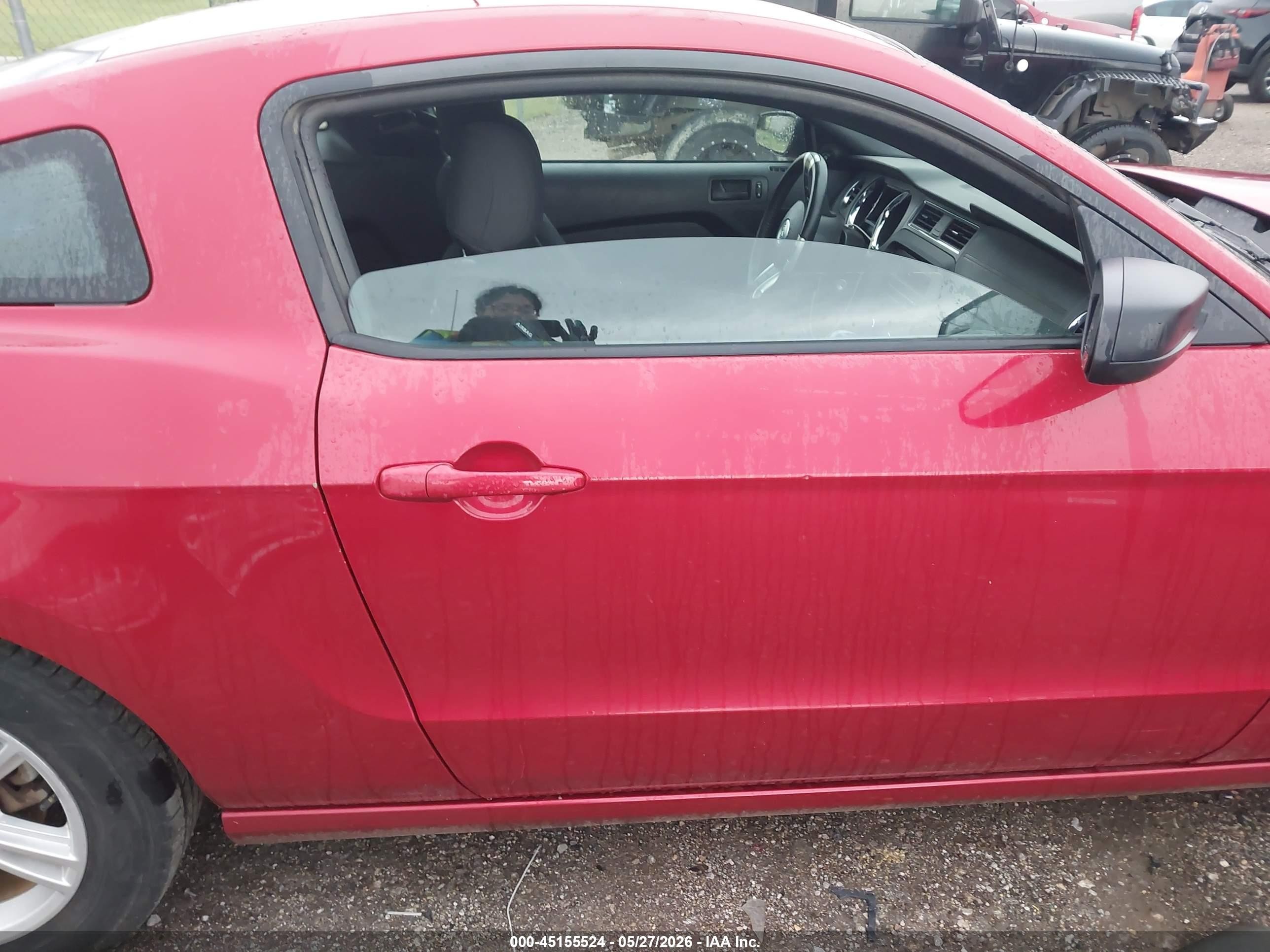 2013 Ford Mustang V6 Red vin: 1ZVBP8AM4D5281858