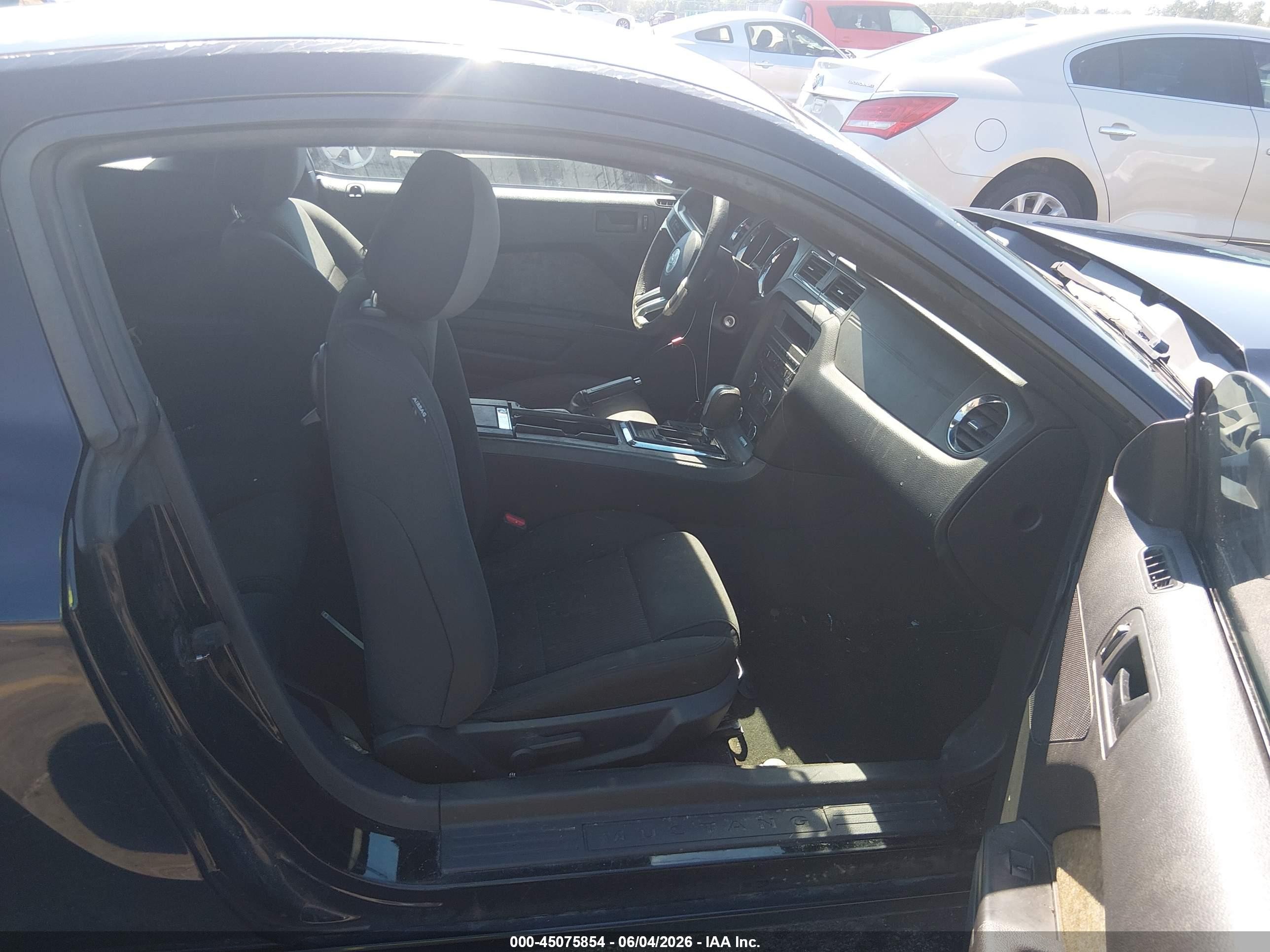 2014 Ford Mustang V6 Черный vin: 1ZVBP8AM4E5266259