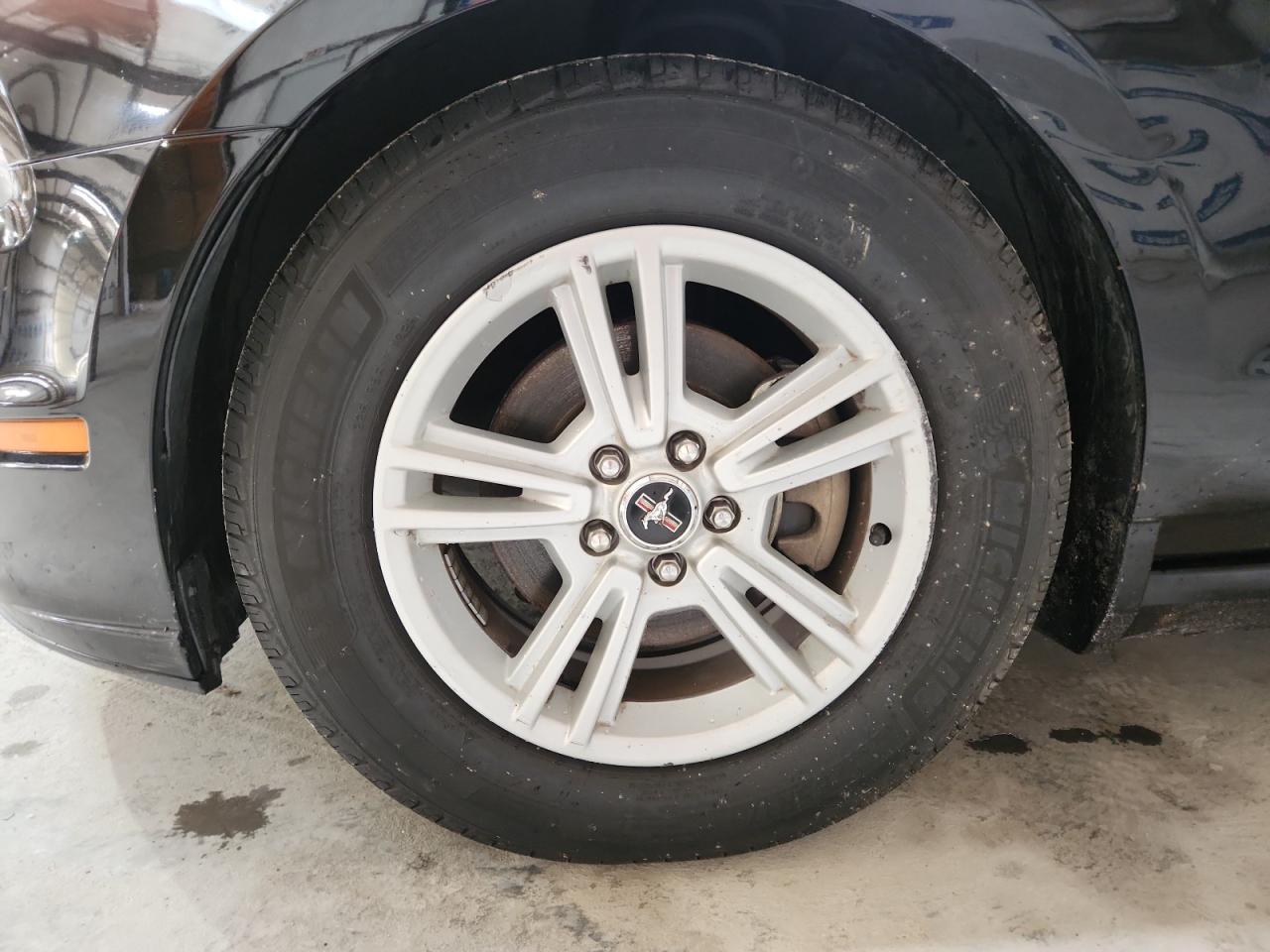 2013 Ford Mustang Черный vin: 1ZVBP8AM5D5268150 Damage: Left Front Wheel, Curb Rash, > 12 Inches