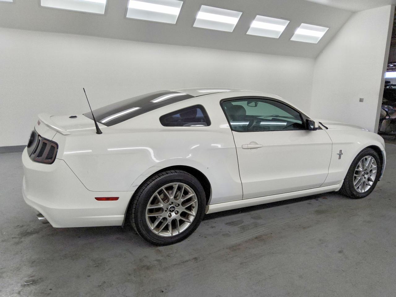 2013 Ford Mustang White vin: 1ZVBP8AM5D5282629