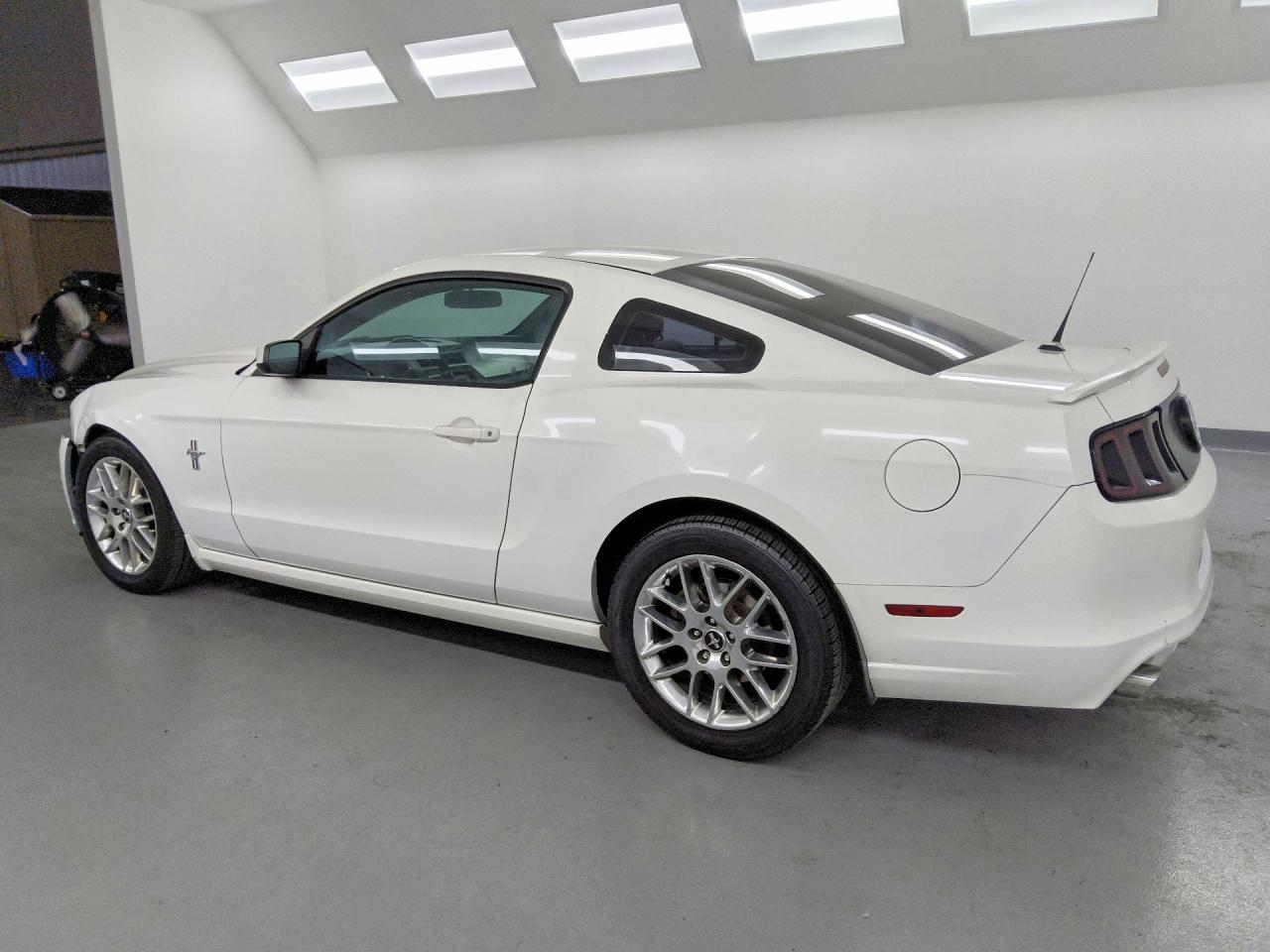 2013 Ford Mustang White vin: 1ZVBP8AM5D5282629