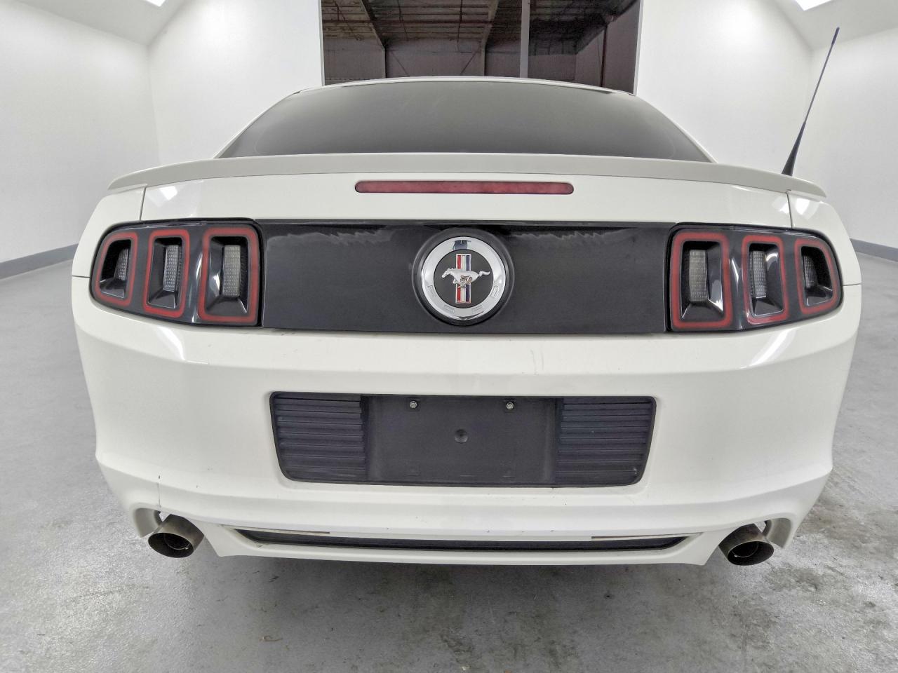 2013 Ford Mustang White vin: 1ZVBP8AM5D5282629