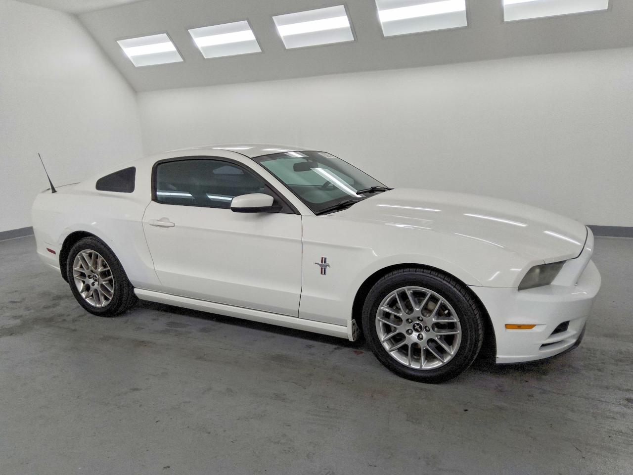 2013 Ford Mustang White vin: 1ZVBP8AM5D5282629
