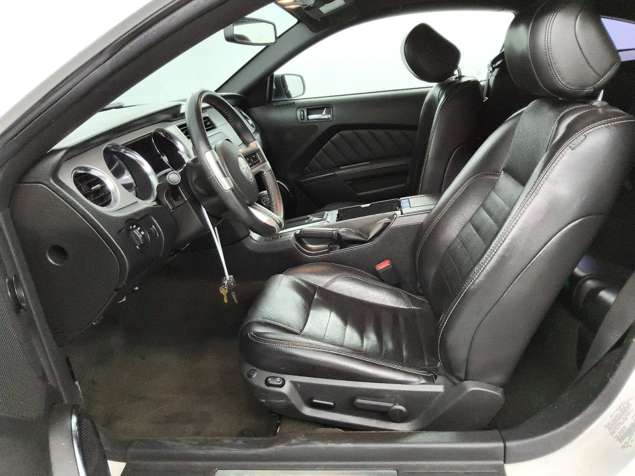 2013 Ford Mustang White vin: 1ZVBP8AM5D5282629