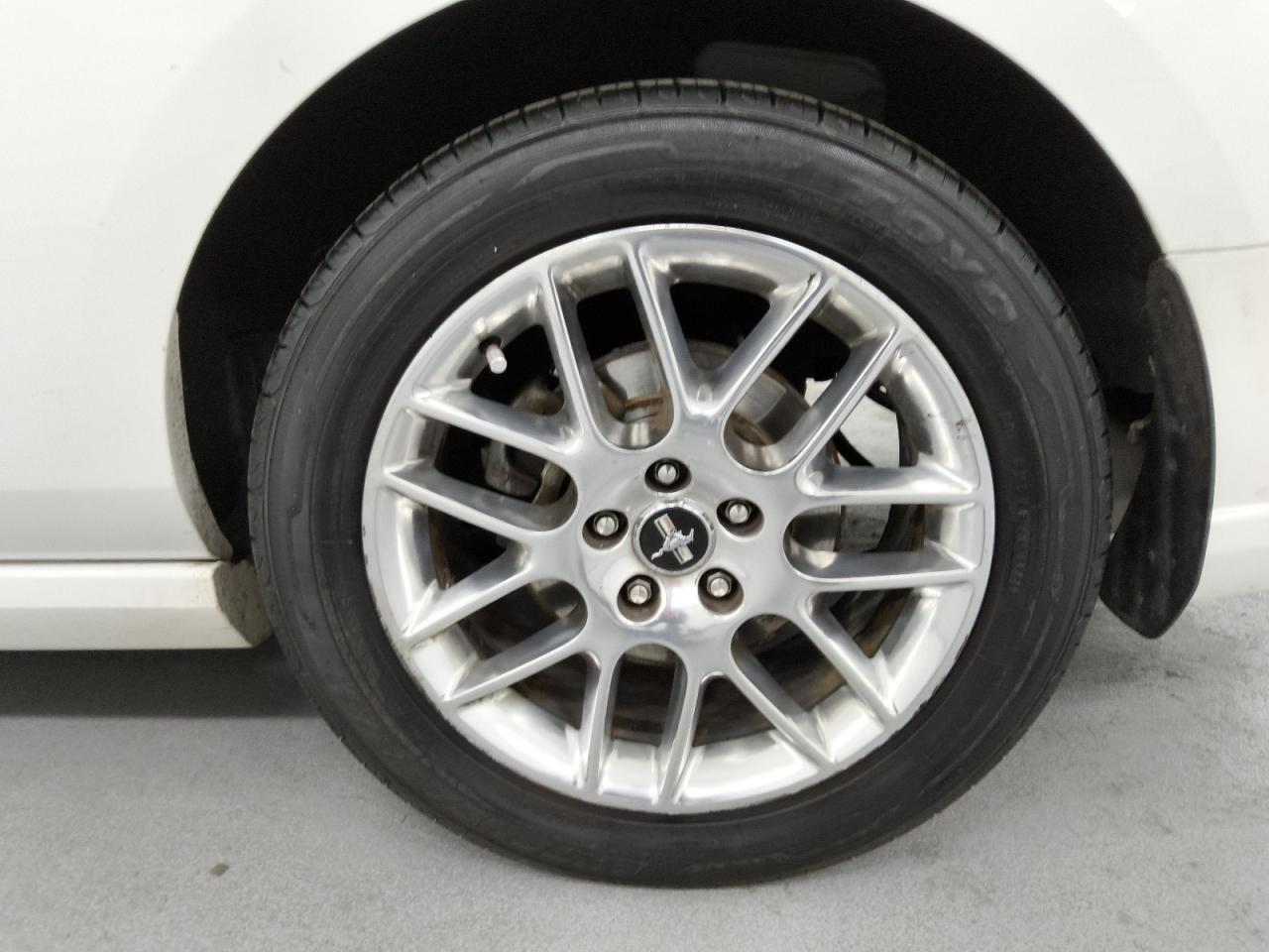 2013 Ford Mustang White vin: 1ZVBP8AM5D5282629 Damage: Left Rear Wheel, Curb Rash, 9 To 10 Inches