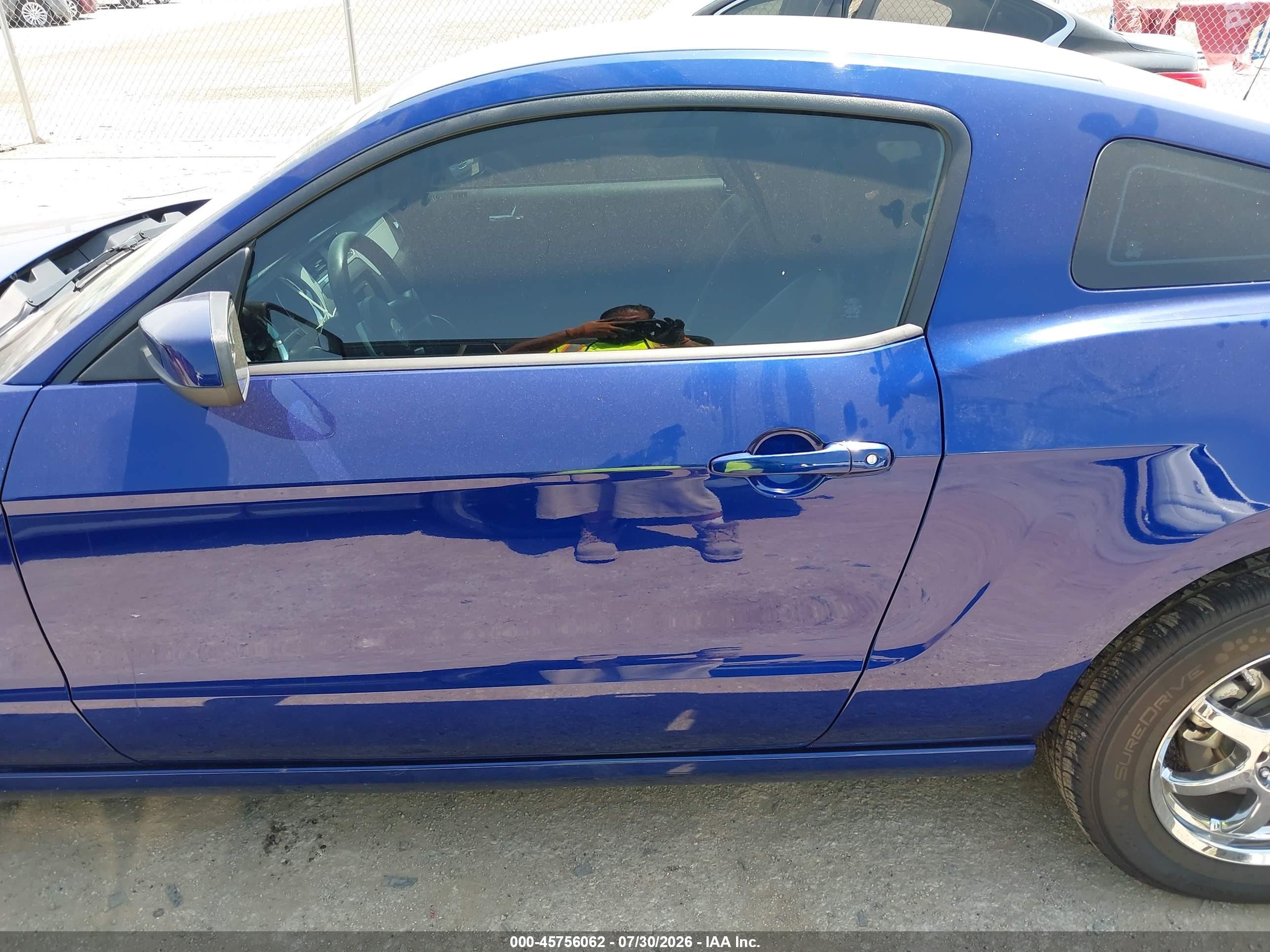 2014 Ford Mustang V6 Premium Синий vin: 1ZVBP8AM5E5199915