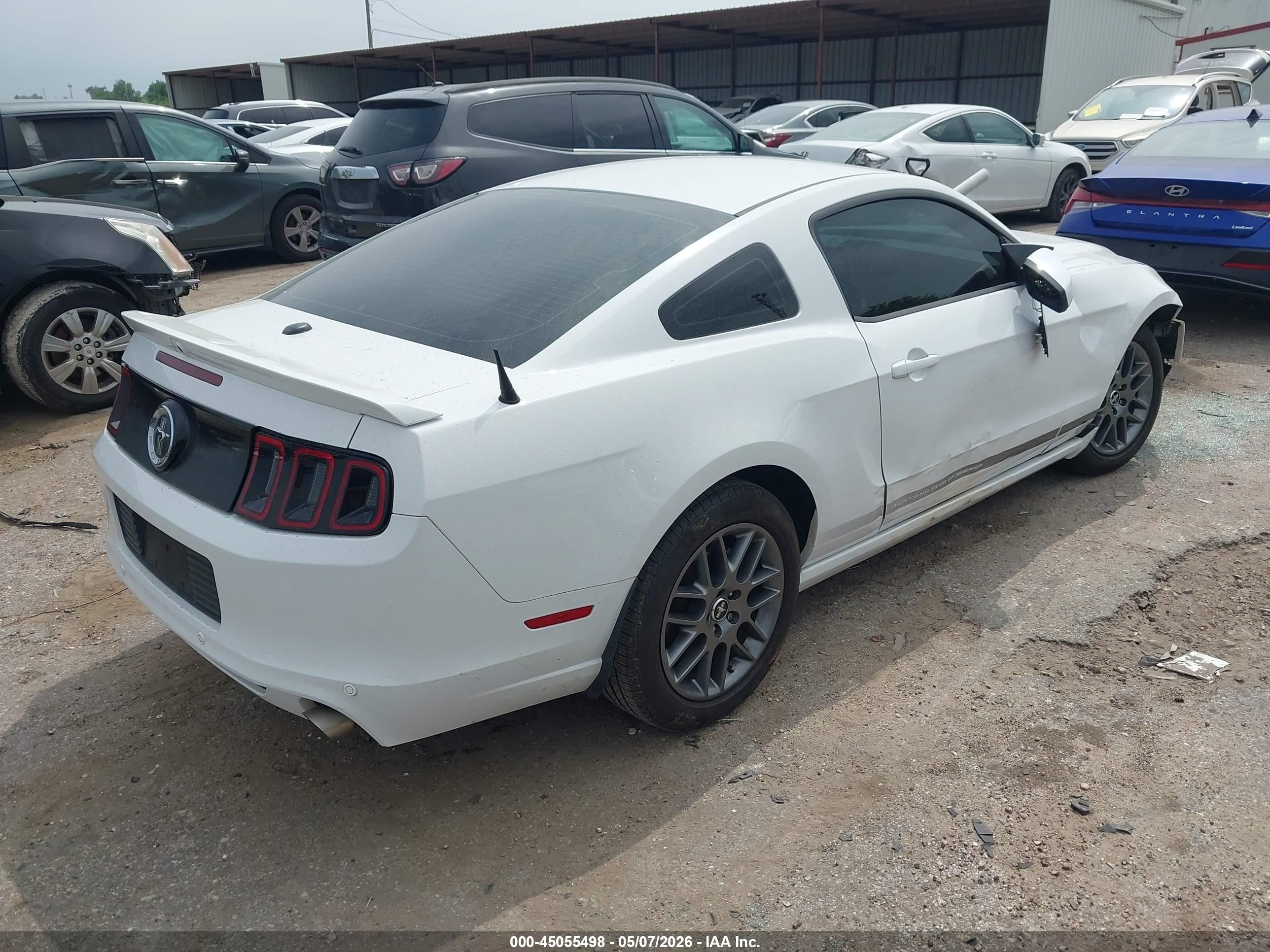 2014 Ford Mustang V6 Premium Белый vin: 1ZVBP8AM5E5263905