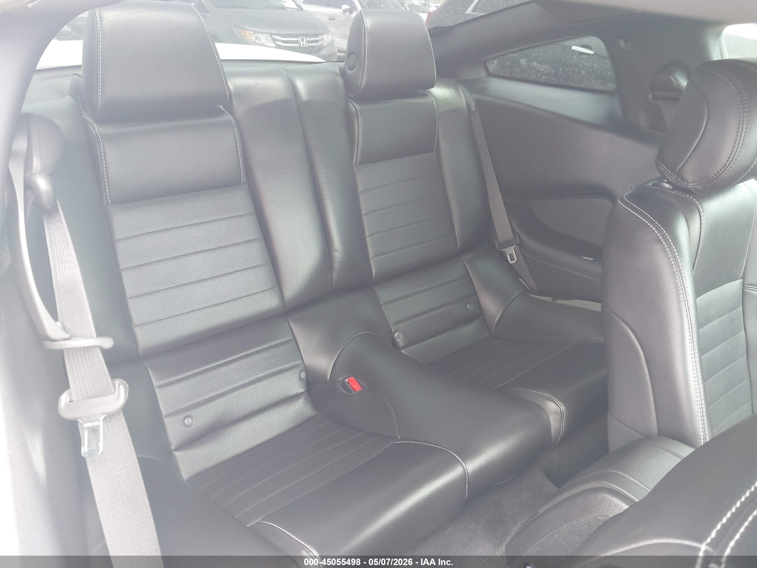 2014 Ford Mustang V6 Premium Белый vin: 1ZVBP8AM5E5263905