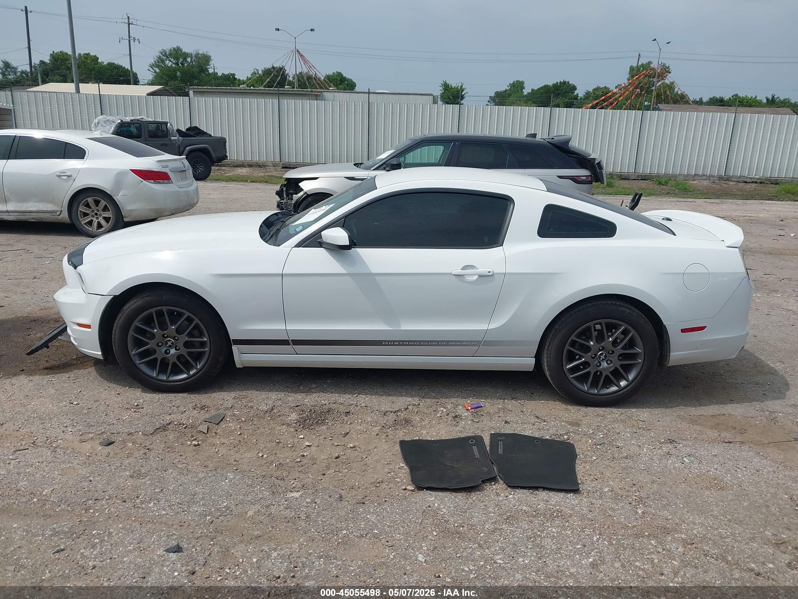 2014 Ford Mustang V6 Premium Белый vin: 1ZVBP8AM5E5263905