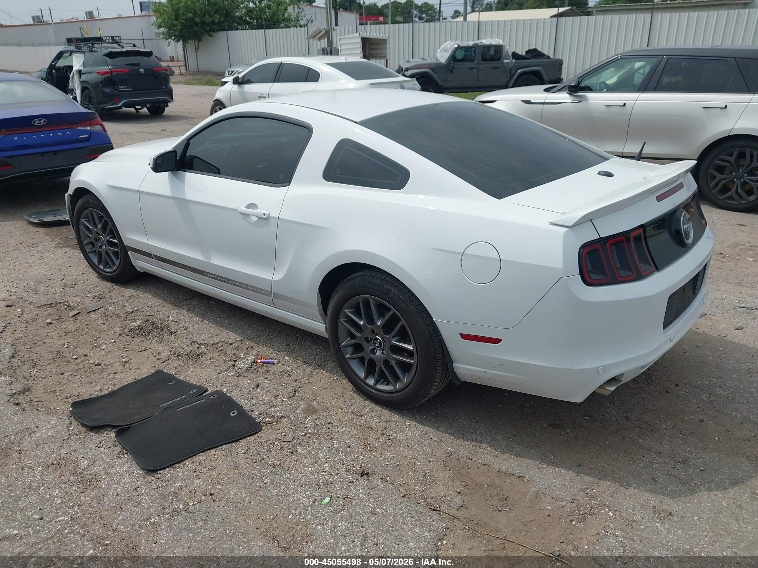 2014 Ford Mustang V6 Premium Белый vin: 1ZVBP8AM5E5263905