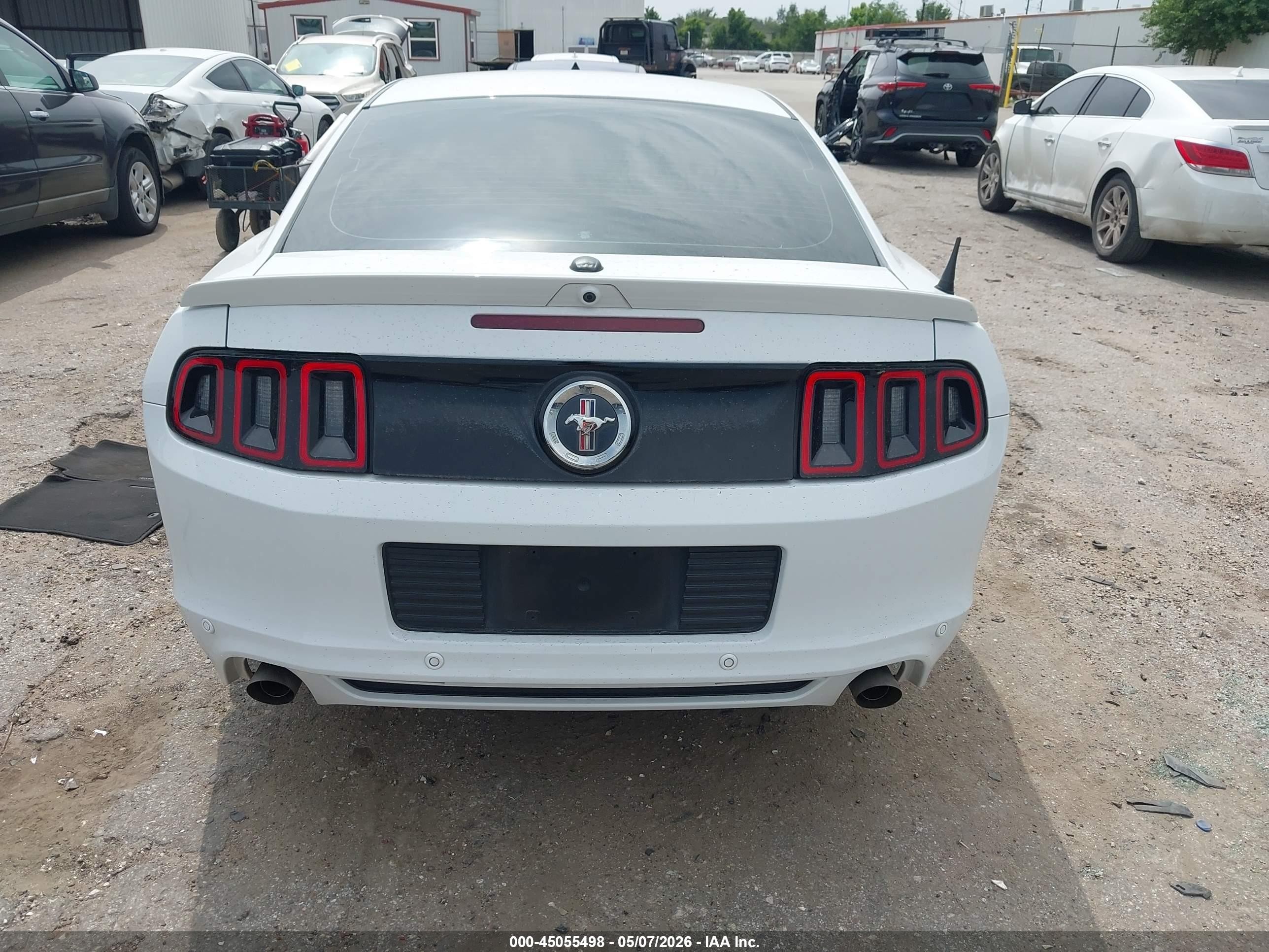 2014 Ford Mustang V6 Premium Белый vin: 1ZVBP8AM5E5263905