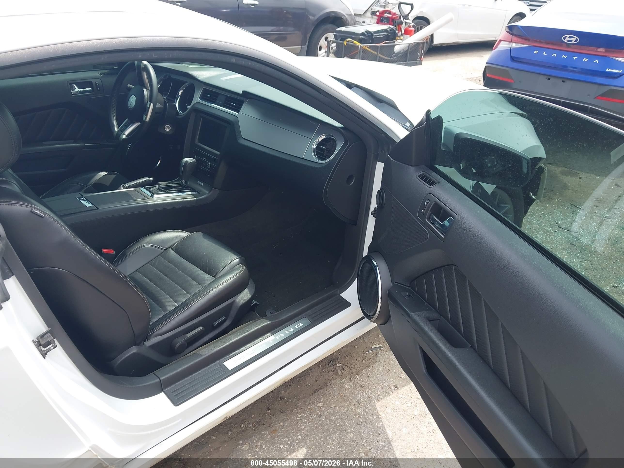 2014 Ford Mustang V6 Premium Белый vin: 1ZVBP8AM5E5263905