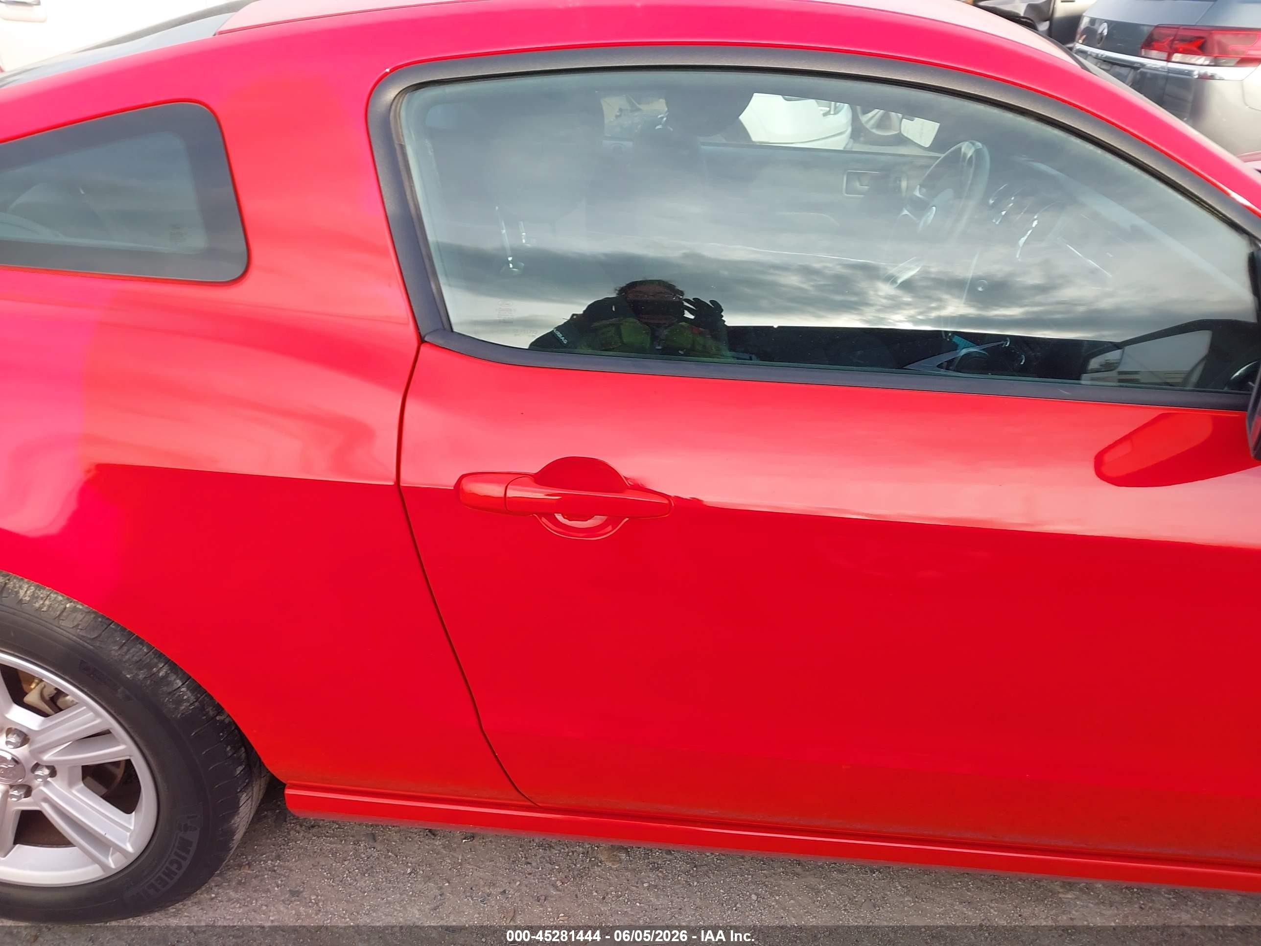 2014 Ford Mustang V6 Красный vin: 1ZVBP8AM5E5301553