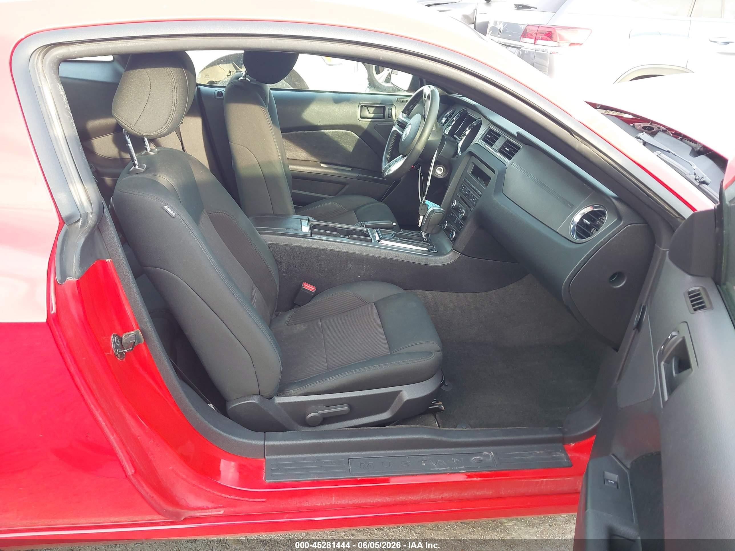 2014 Ford Mustang V6 Красный vin: 1ZVBP8AM5E5301553
