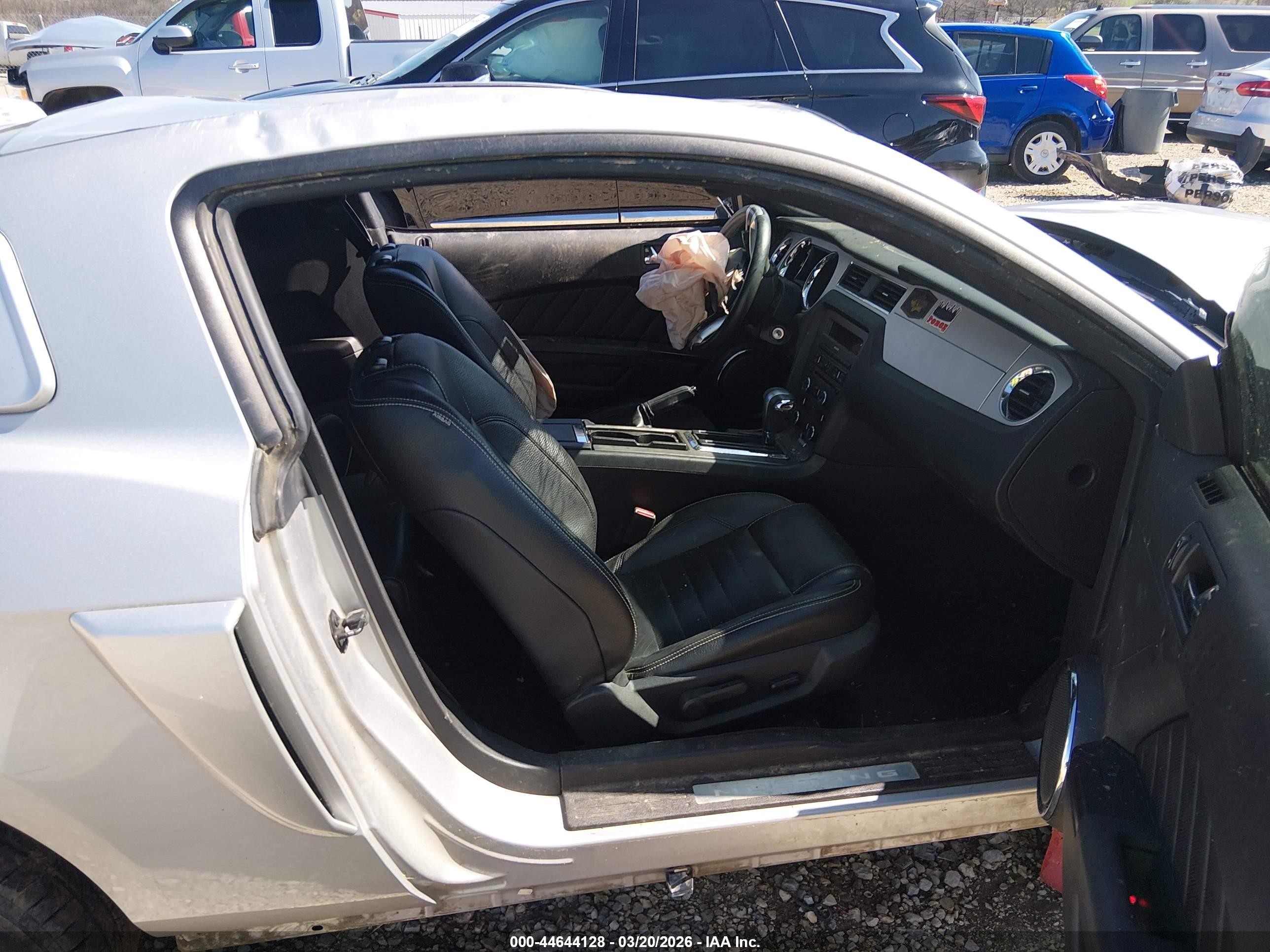 2012 Ford Mustang V6 Premium Серебряный vin: 1ZVBP8AM6C5230134