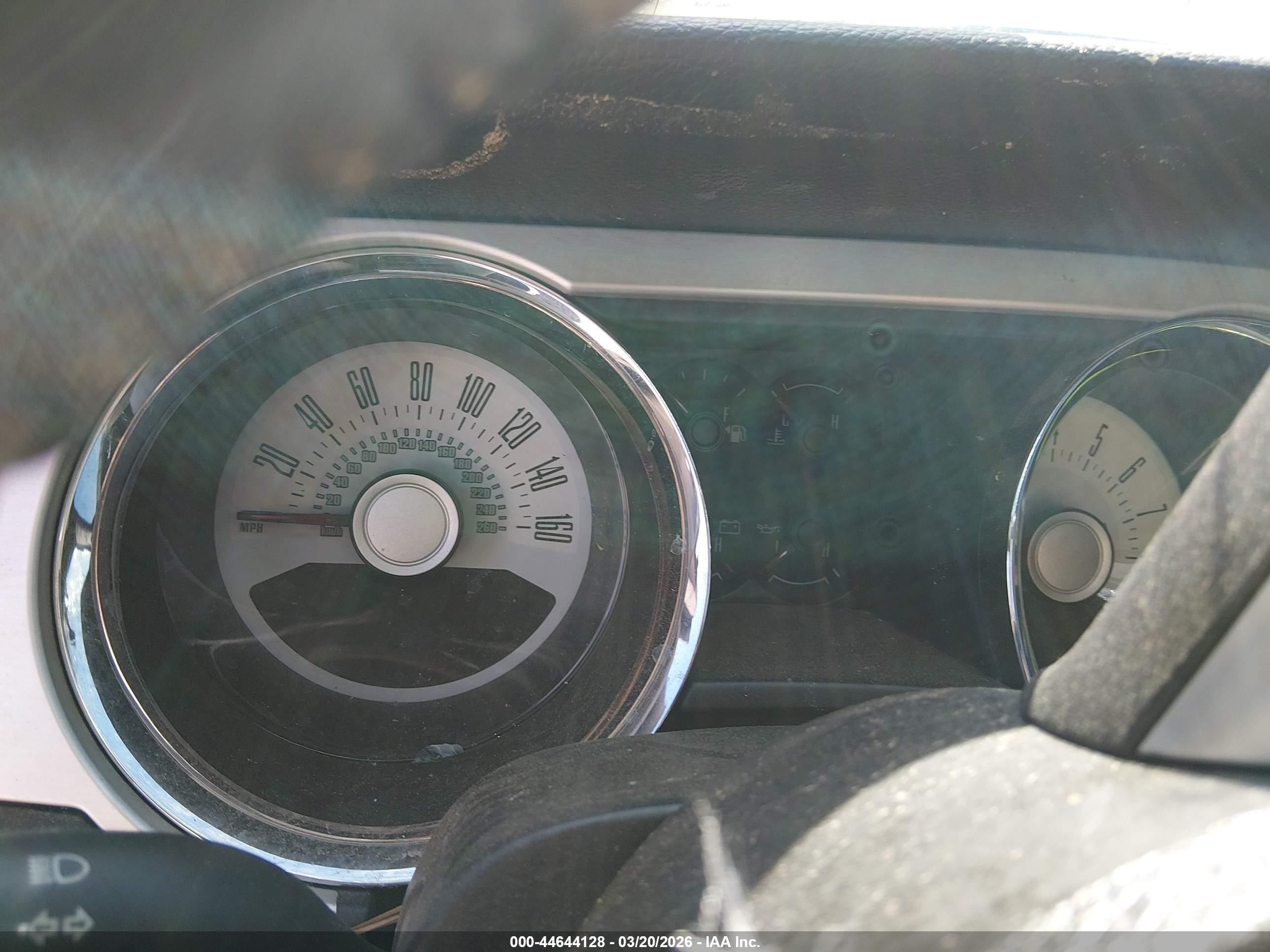 2012 Ford Mustang V6 Premium Серебряный vin: 1ZVBP8AM6C5230134