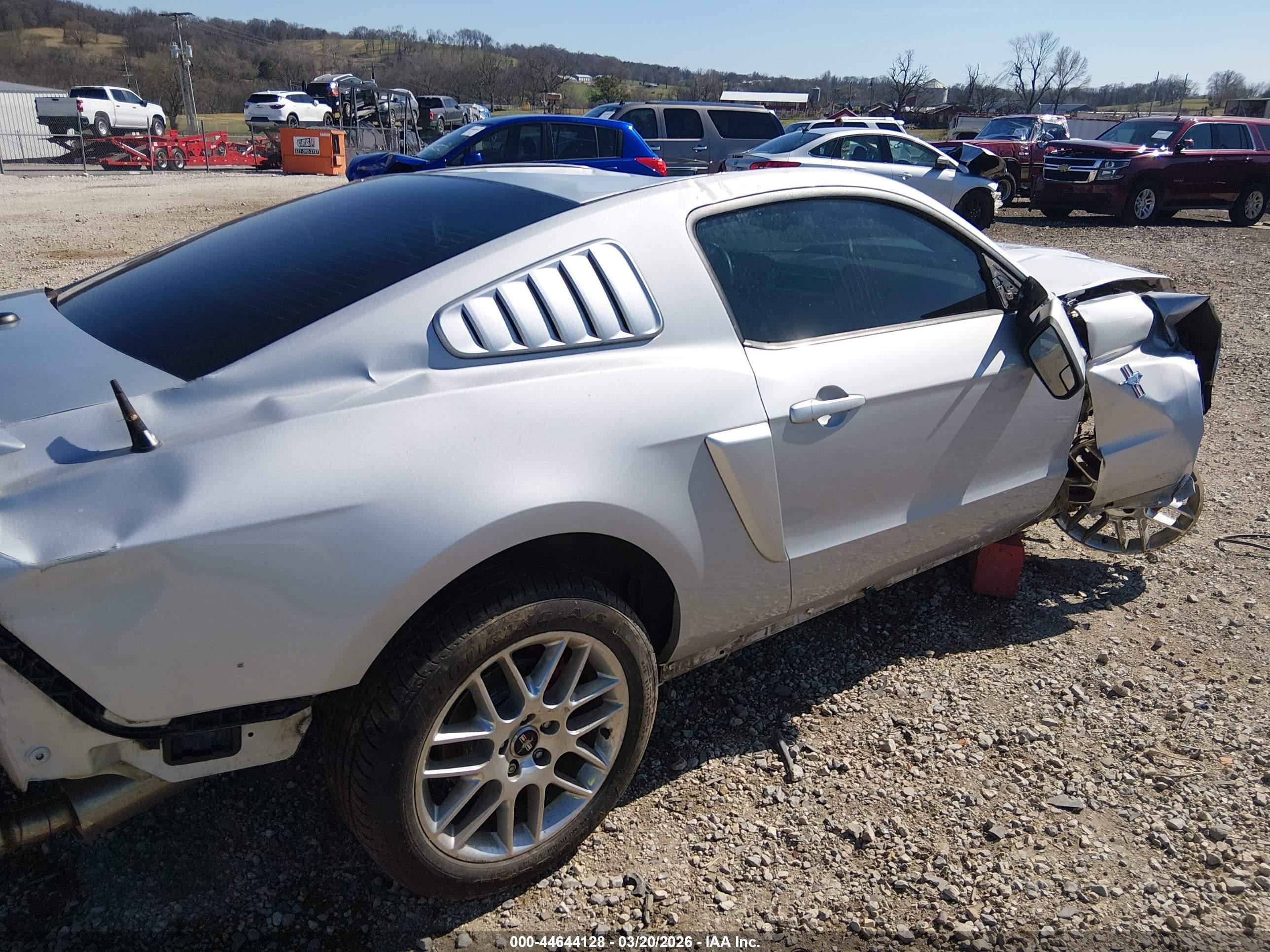 2012 Ford Mustang V6 Premium Серебряный vin: 1ZVBP8AM6C5230134