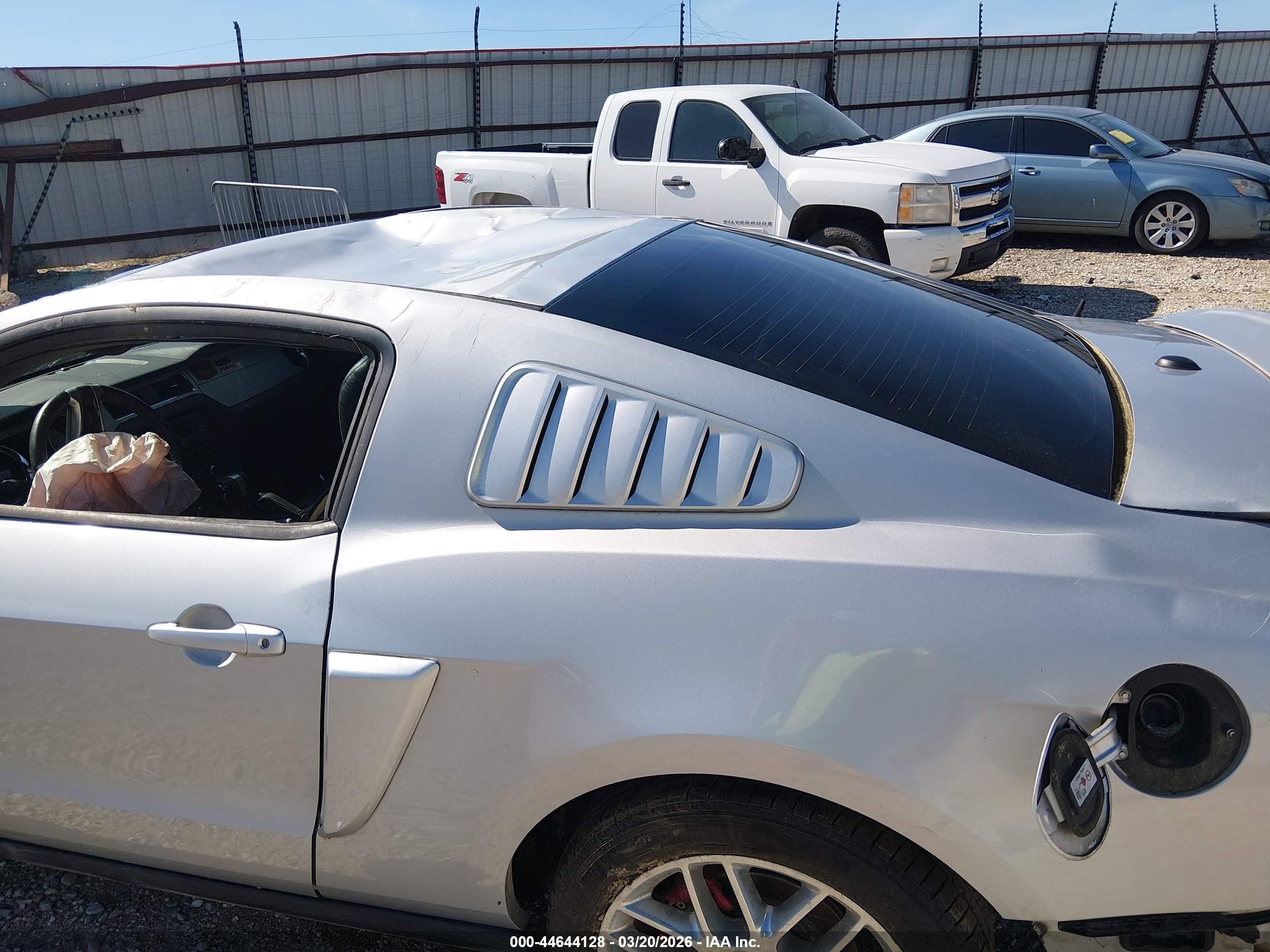 2012 Ford Mustang V6 Premium Серебряный vin: 1ZVBP8AM6C5230134