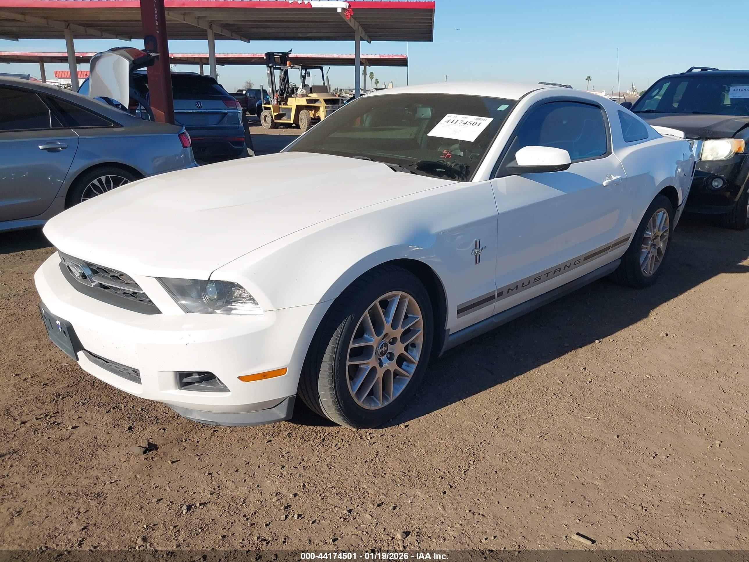 2012 Ford Mustang V6 Premium Белый vin: 1ZVBP8AM6C5270875