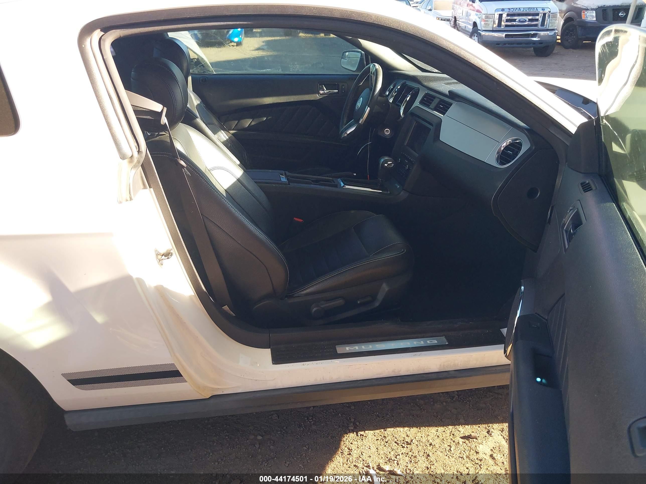2012 Ford Mustang V6 Premium Белый vin: 1ZVBP8AM6C5270875