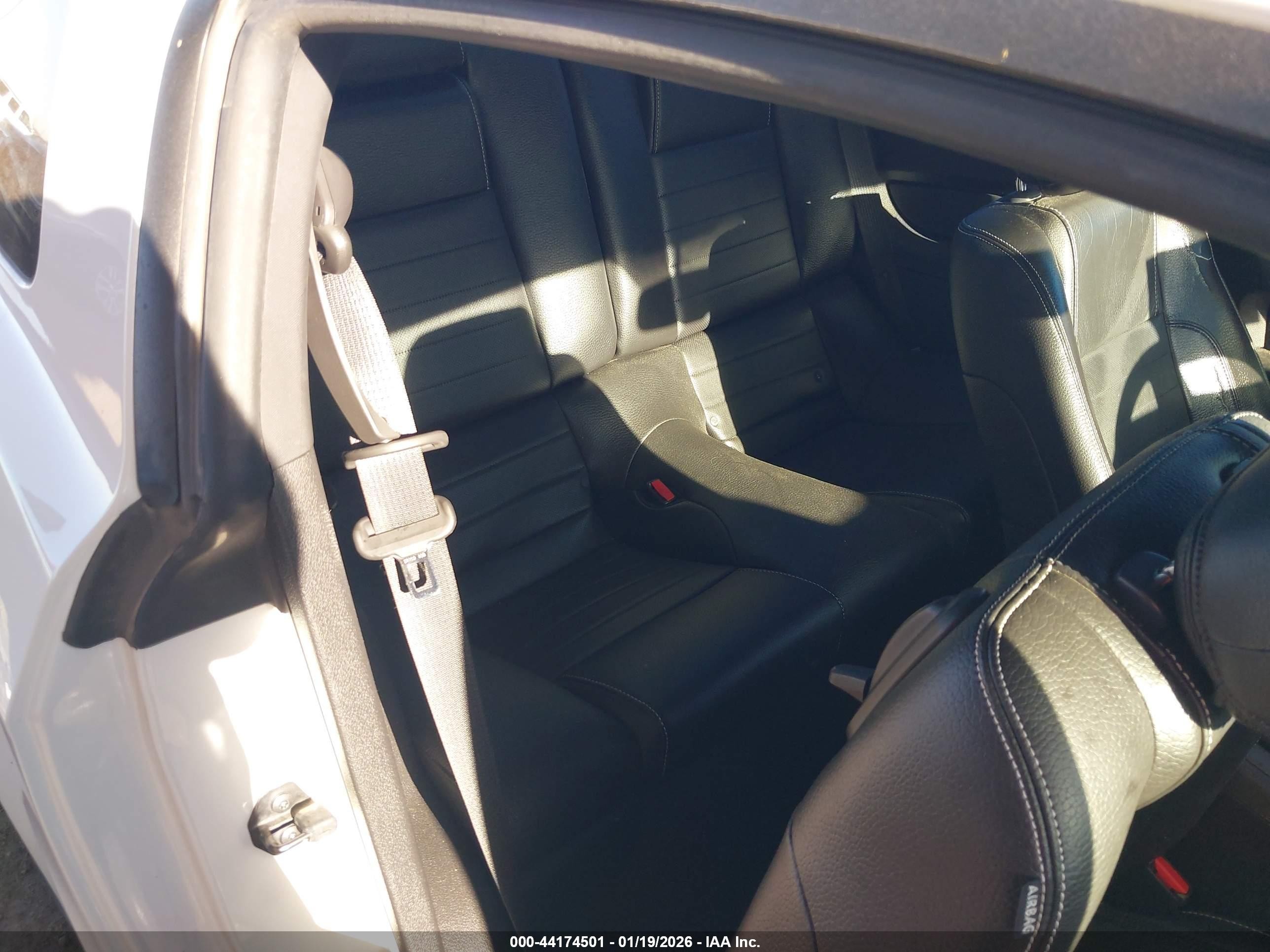 2012 Ford Mustang V6 Premium Белый vin: 1ZVBP8AM6C5270875