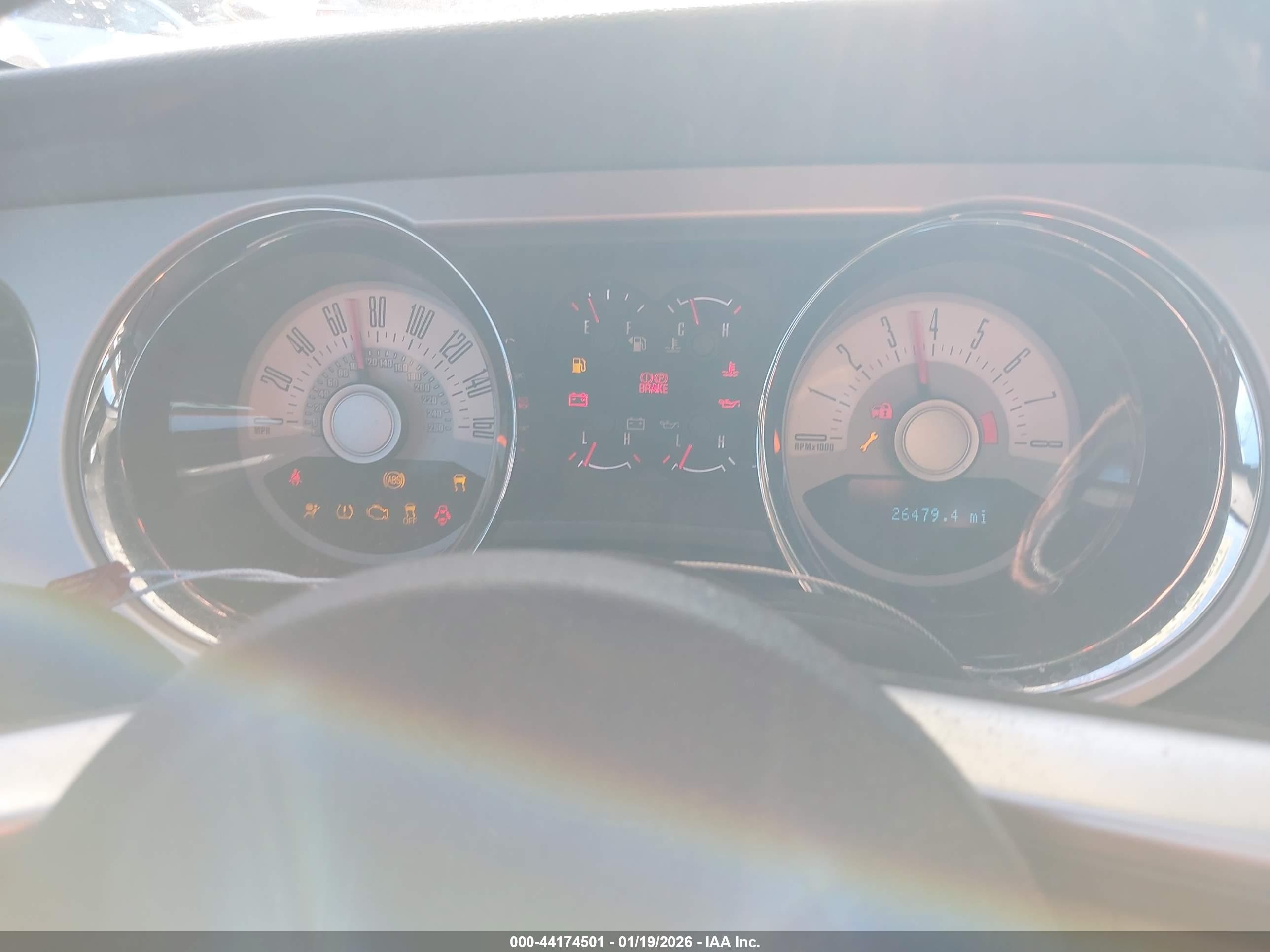 2012 Ford Mustang V6 Premium Белый vin: 1ZVBP8AM6C5270875