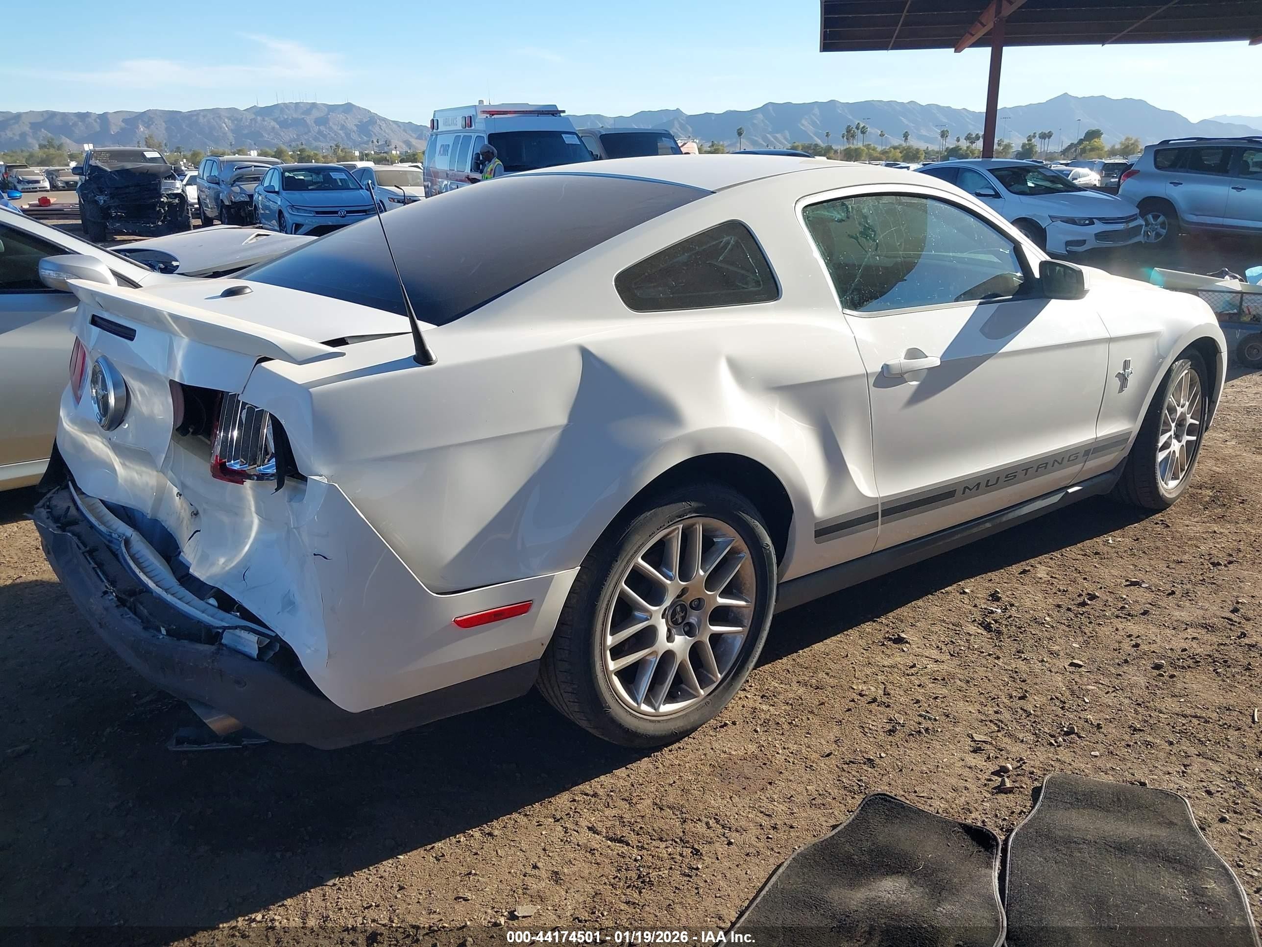 2012 Ford Mustang V6 Premium Белый vin: 1ZVBP8AM6C5270875