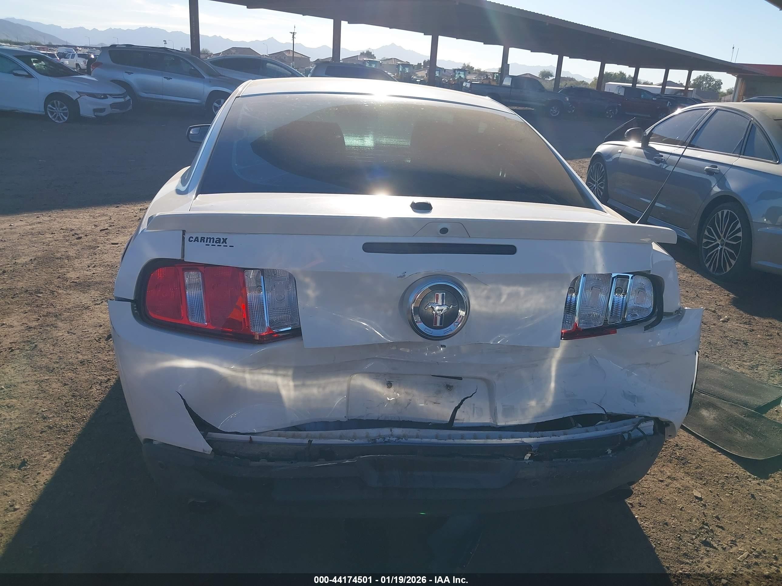 2012 Ford Mustang V6 Premium Белый vin: 1ZVBP8AM6C5270875