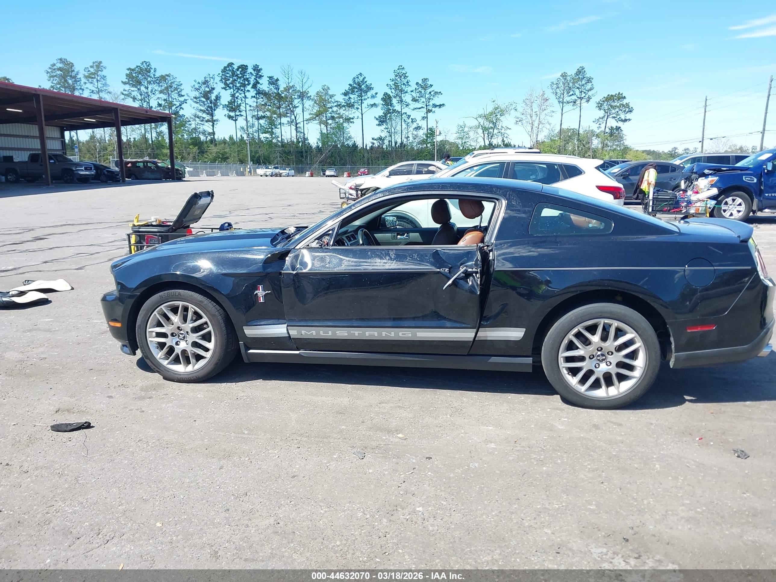 2012 Ford Mustang V6 Premium Черный vin: 1ZVBP8AM6C5274618