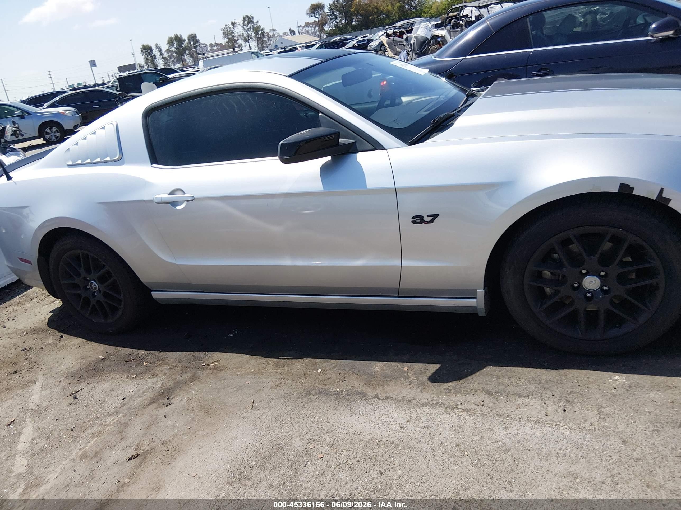2014 Ford Mustang V6 Silver vin: 1ZVBP8AM6E5250015