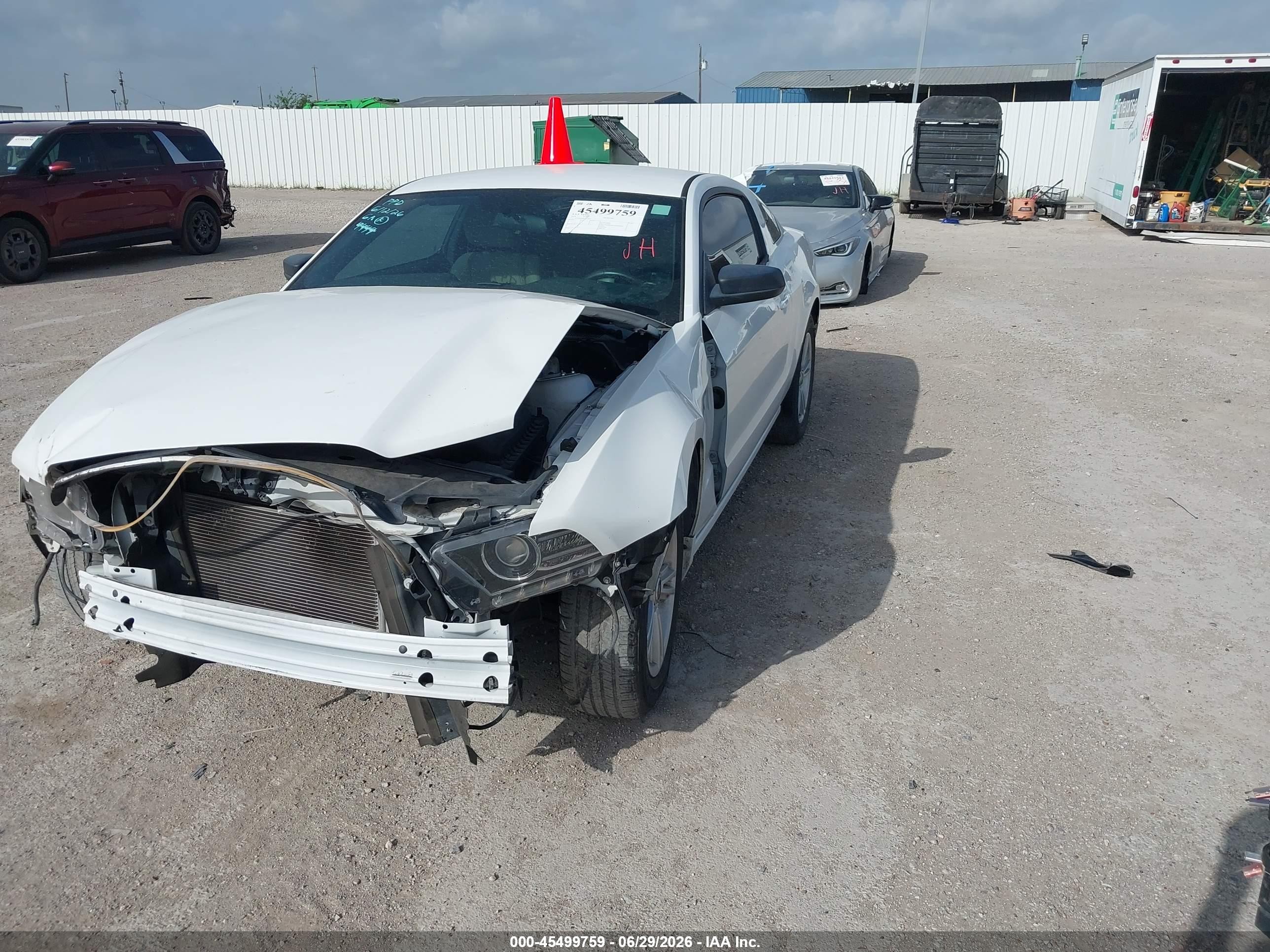 2014 Ford Mustang V6/v6 Premium White vin: 1ZVBP8AM6E5274444