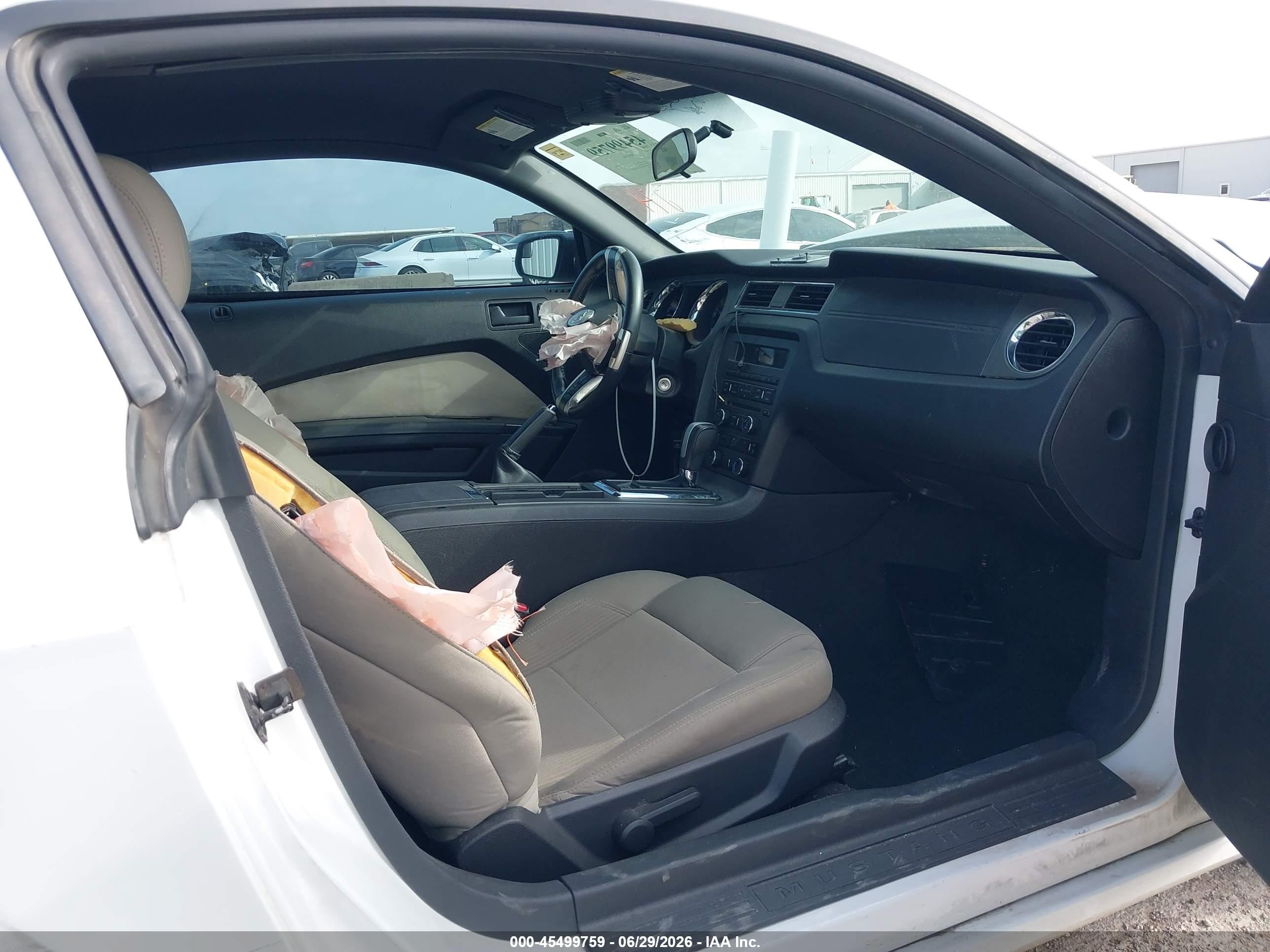 2014 Ford Mustang V6/v6 Premium White vin: 1ZVBP8AM6E5274444