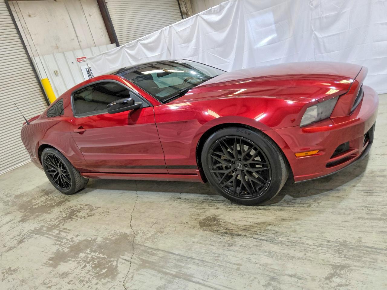 2014 Ford Mustang Red vin: 1ZVBP8AM6E5321908