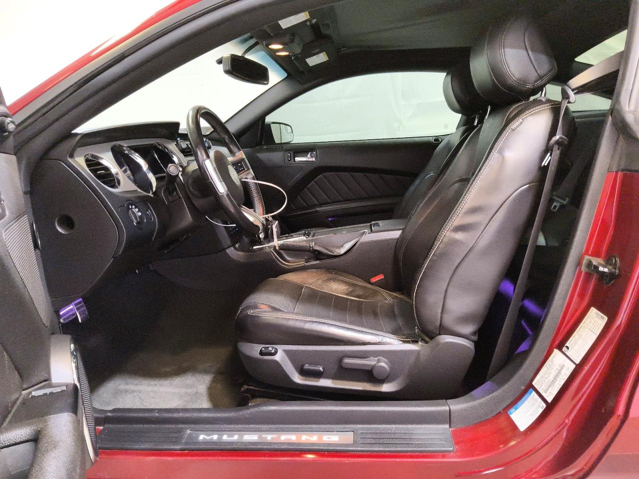 2014 Ford Mustang Red vin: 1ZVBP8AM6E5321908