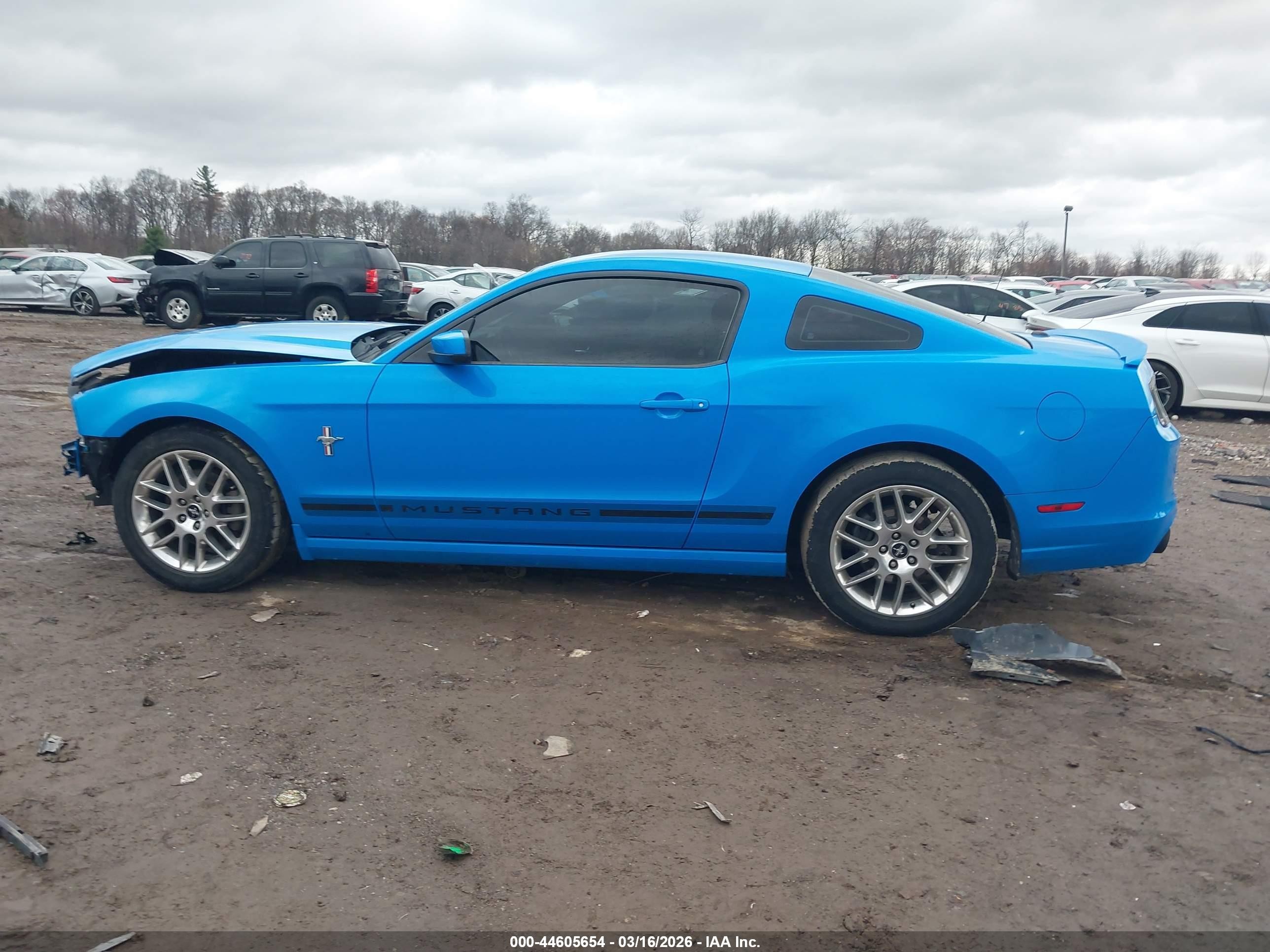 2013 Ford Mustang V6 Синий vin: 1ZVBP8AM7D5215109