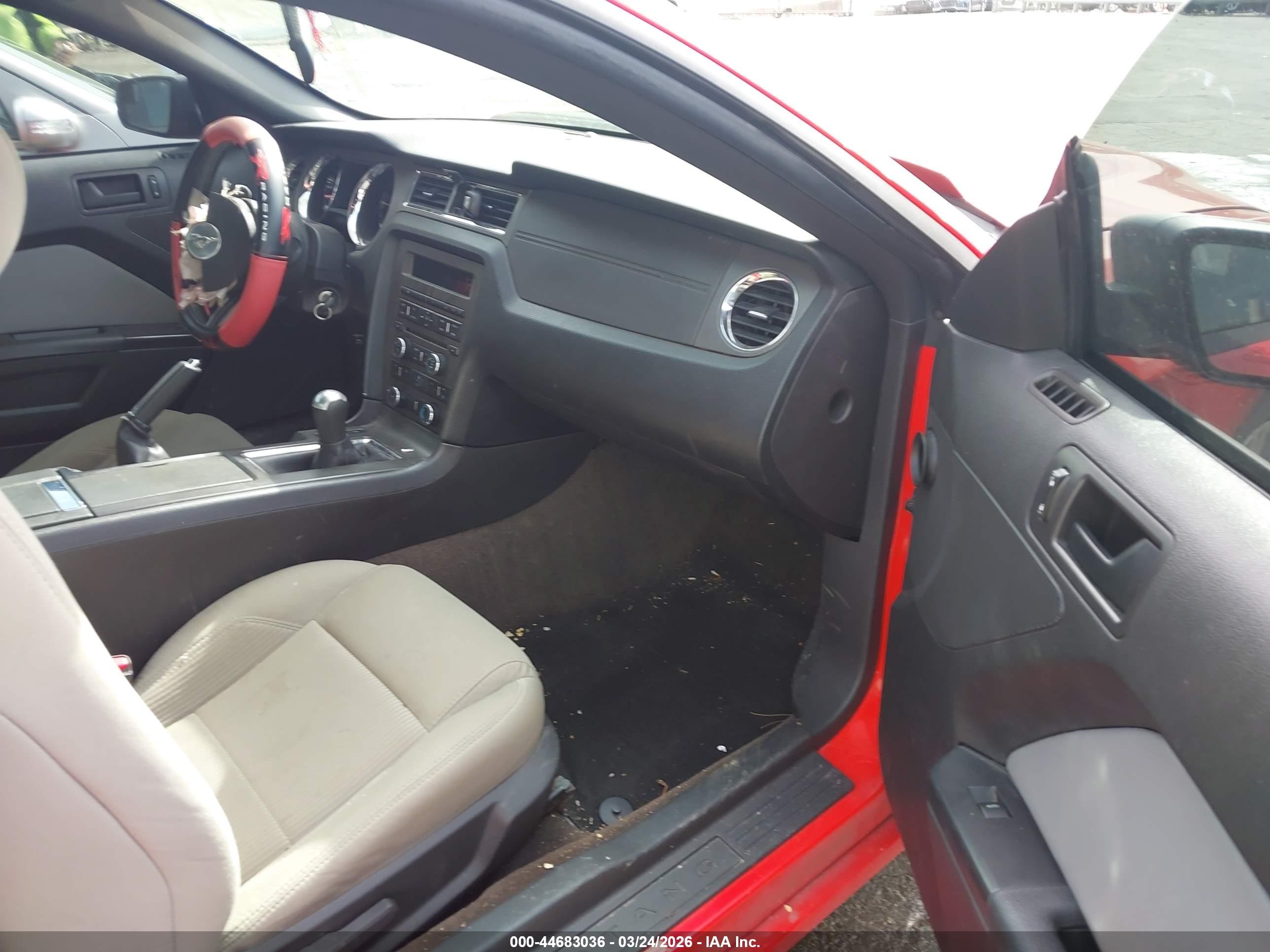 2013 Ford Mustang V6 Red vin: 1ZVBP8AM7D5262365