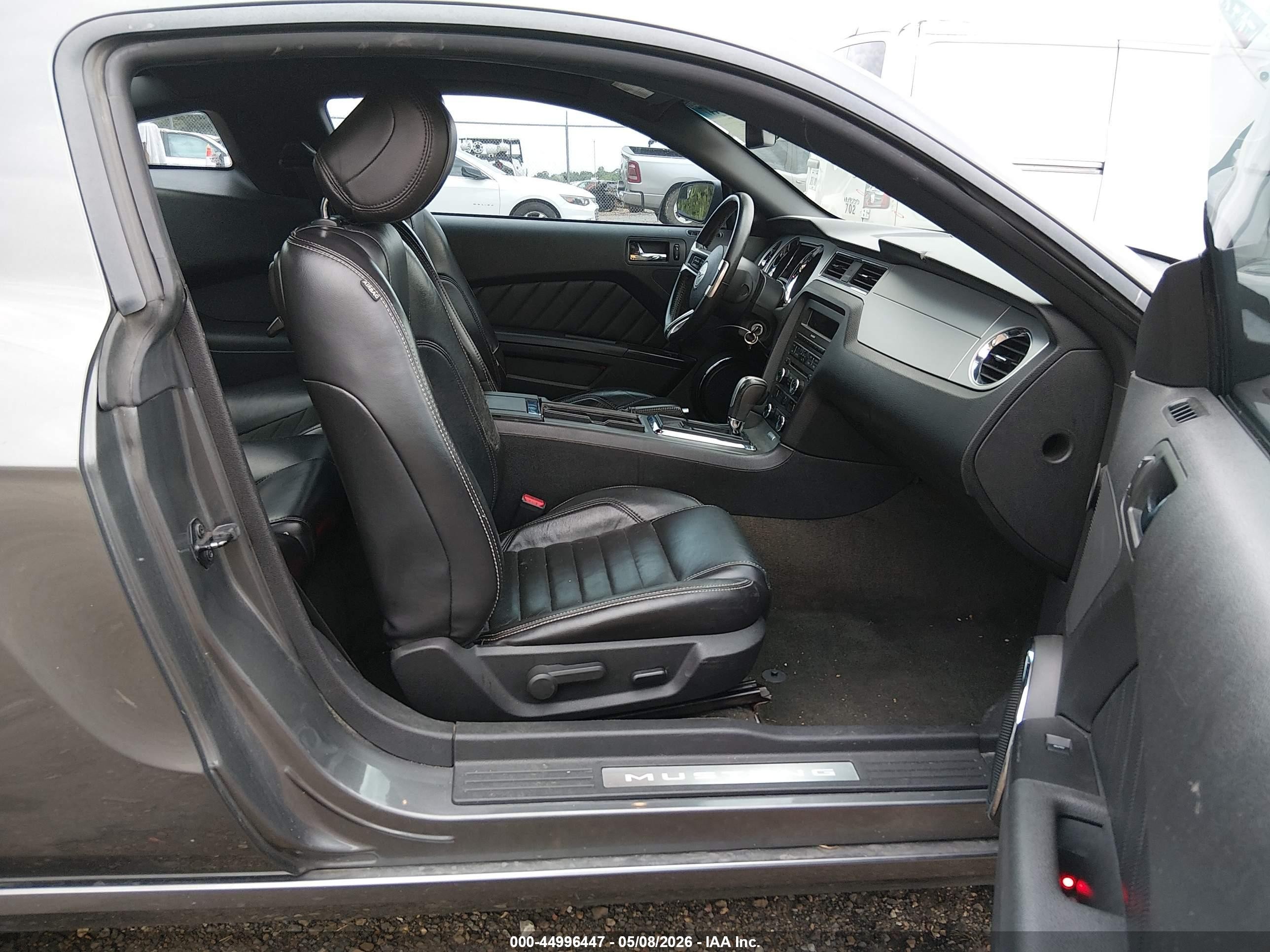 2014 Ford Mustang V6 Premium Черный vin: 1ZVBP8AM7E5218688