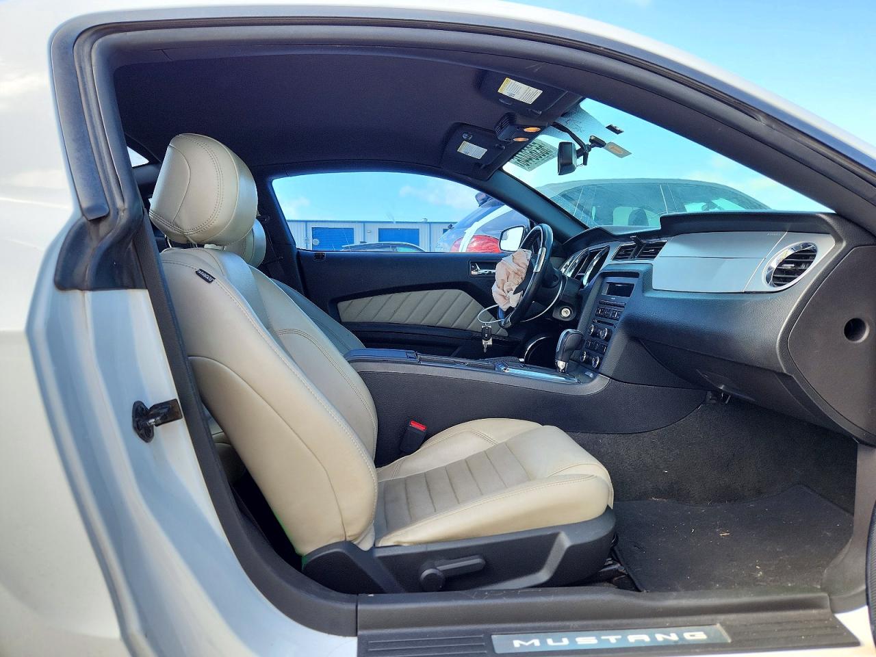 2014 Ford Mustang White vin: 1ZVBP8AM7E5264523