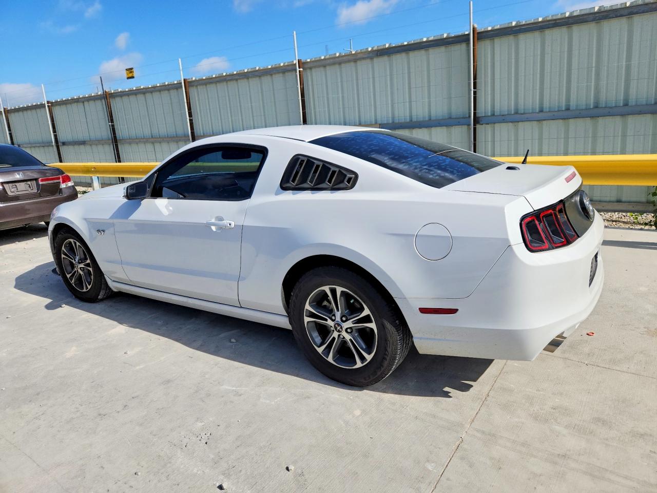 2014 Ford Mustang White vin: 1ZVBP8AM7E5264523