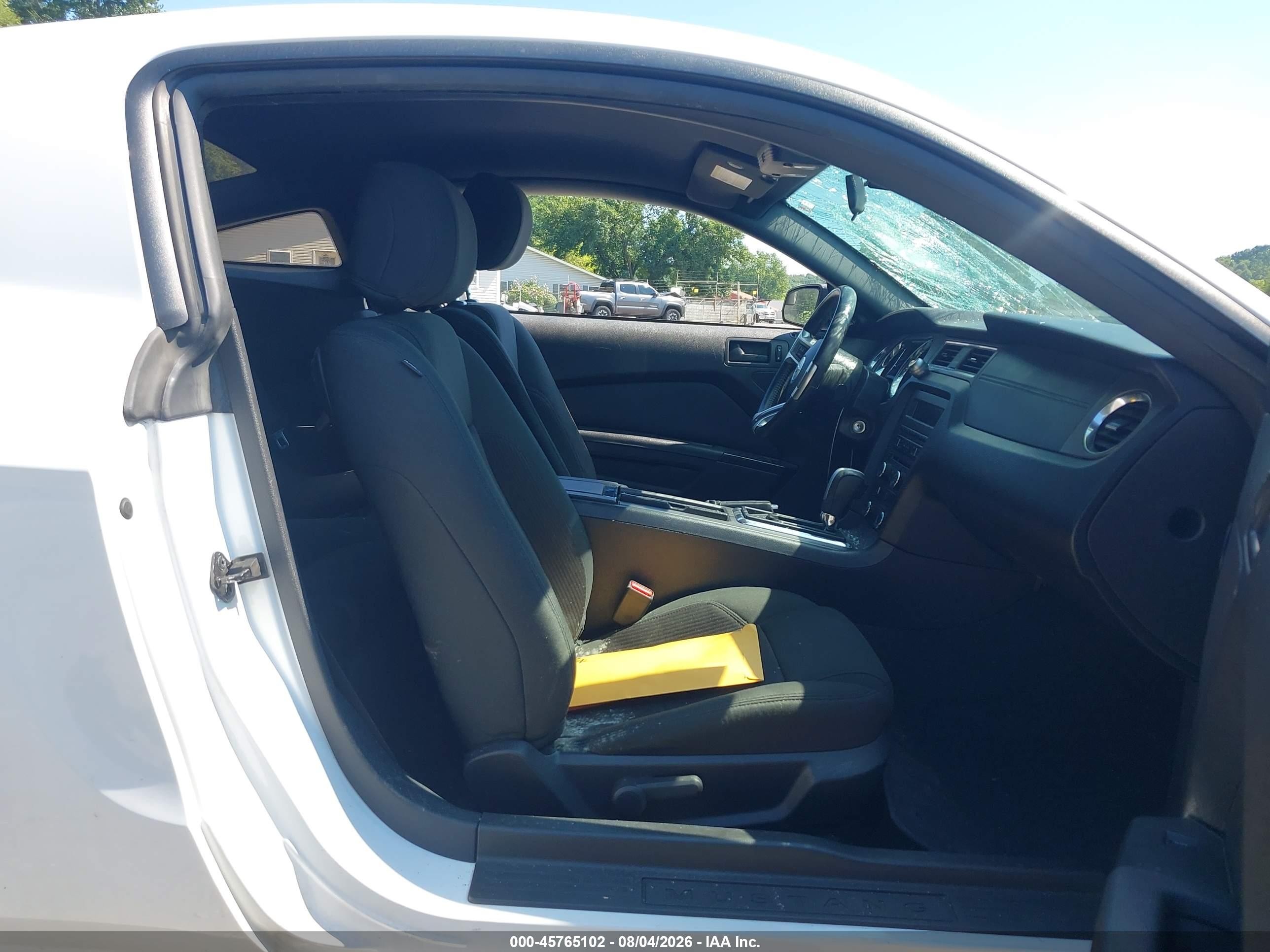 2014 Ford Mustang V6 Белый vin: 1ZVBP8AM7E5302154