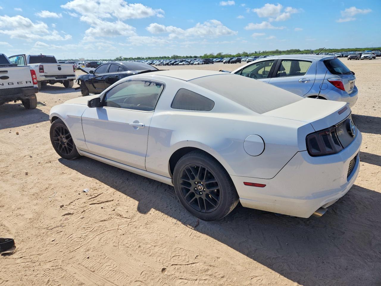 2014 Ford Mustang Белый vin: 1ZVBP8AM8E5301644