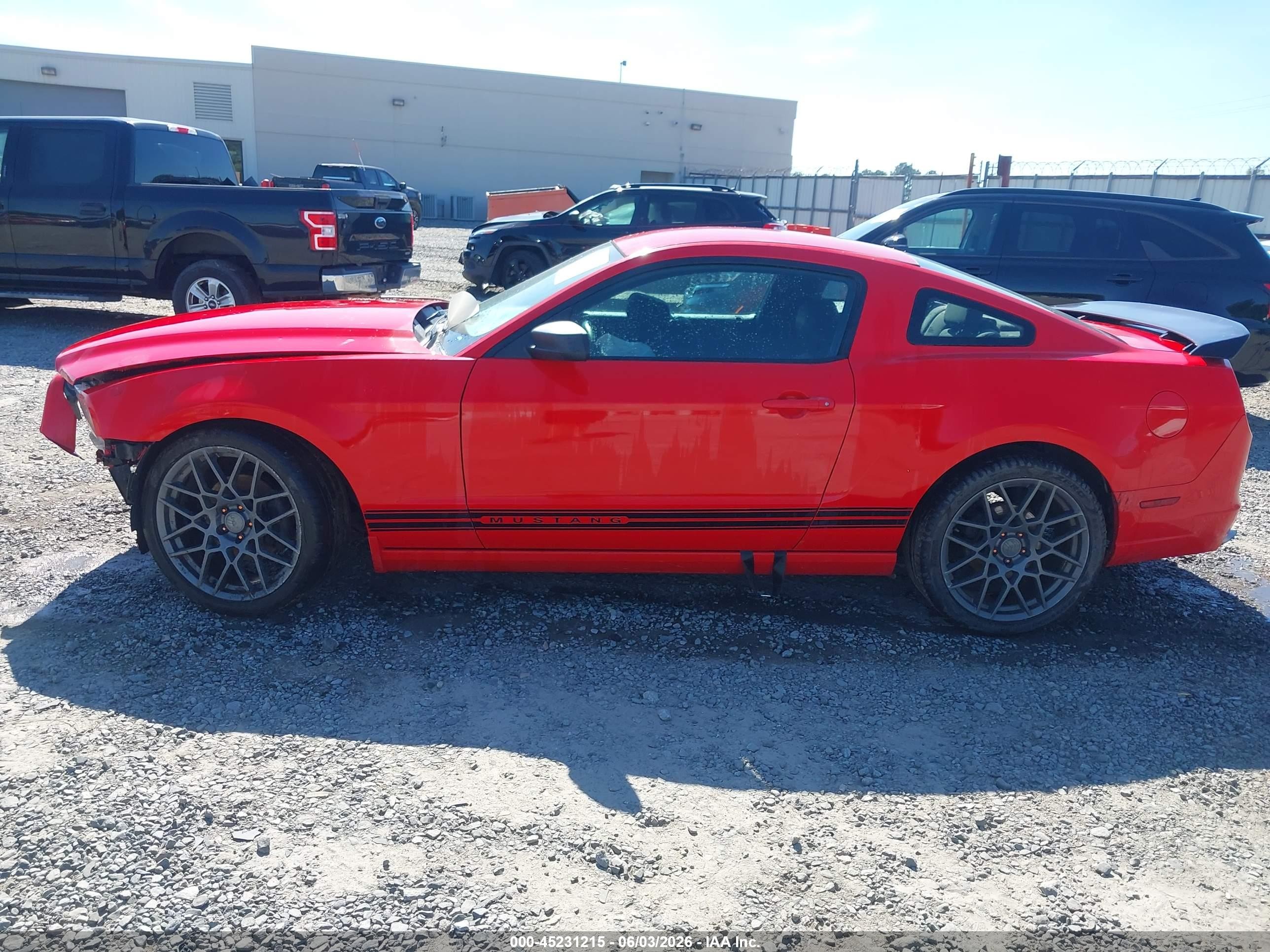 2014 Ford Mustang V6 Красный vin: 1ZVBP8AM8E5324454