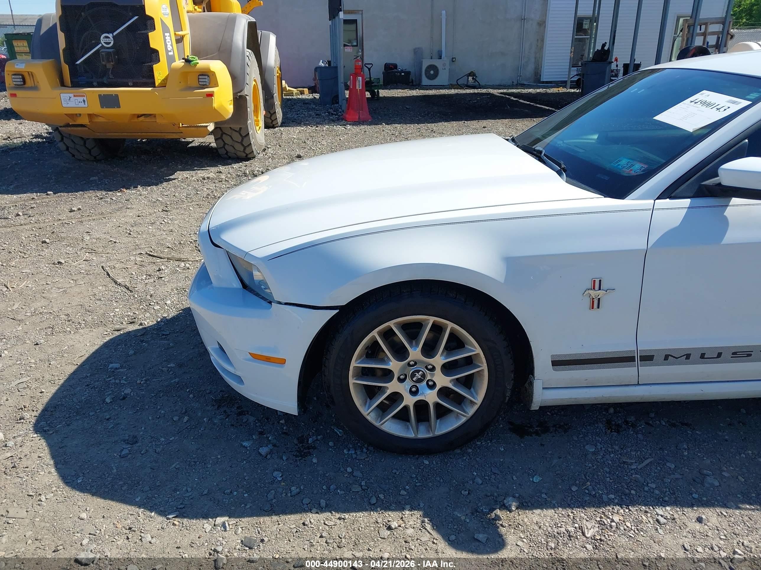 2014 Ford Mustang V6 Premium White vin: 1ZVBP8AM9E5200192