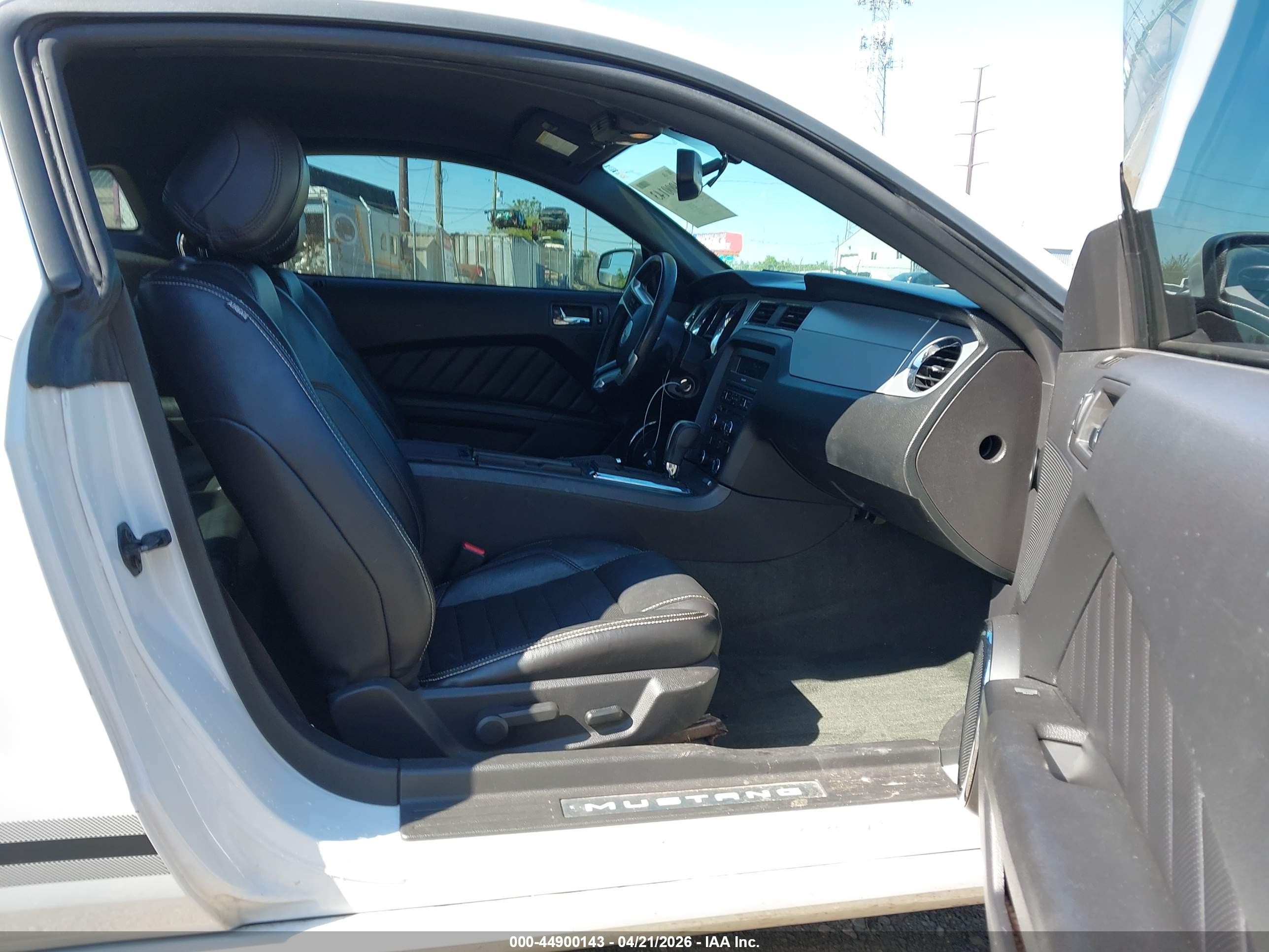 2014 Ford Mustang V6 Premium White vin: 1ZVBP8AM9E5200192