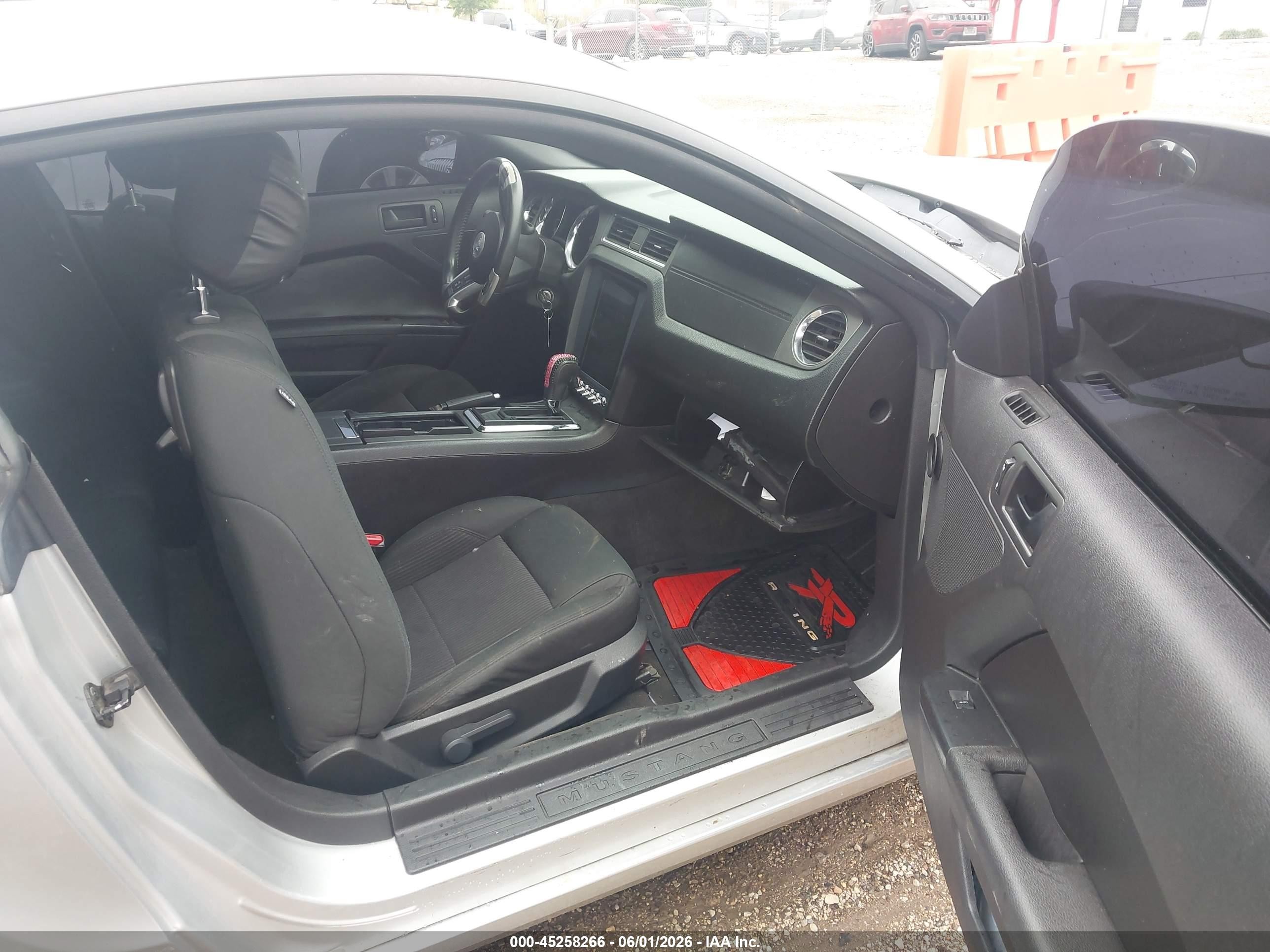 2014 Ford Mustang V6 Silver vin: 1ZVBP8AM9E5236030